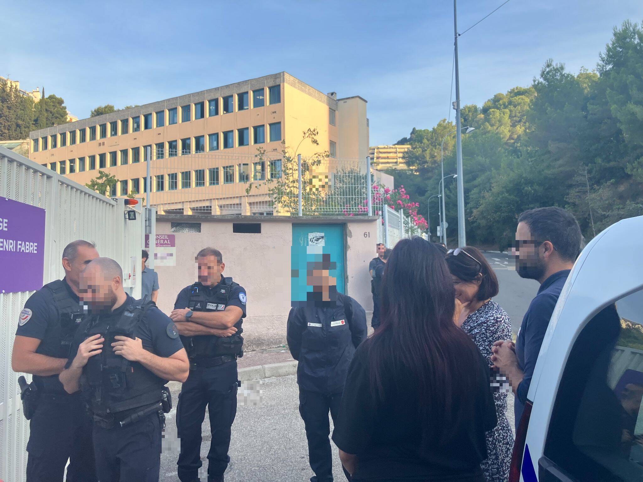 "Au moins, on est sûr que personne n'a de couteau": la police nationale a effectué des fouilles de sacs dans ce collège de Nice