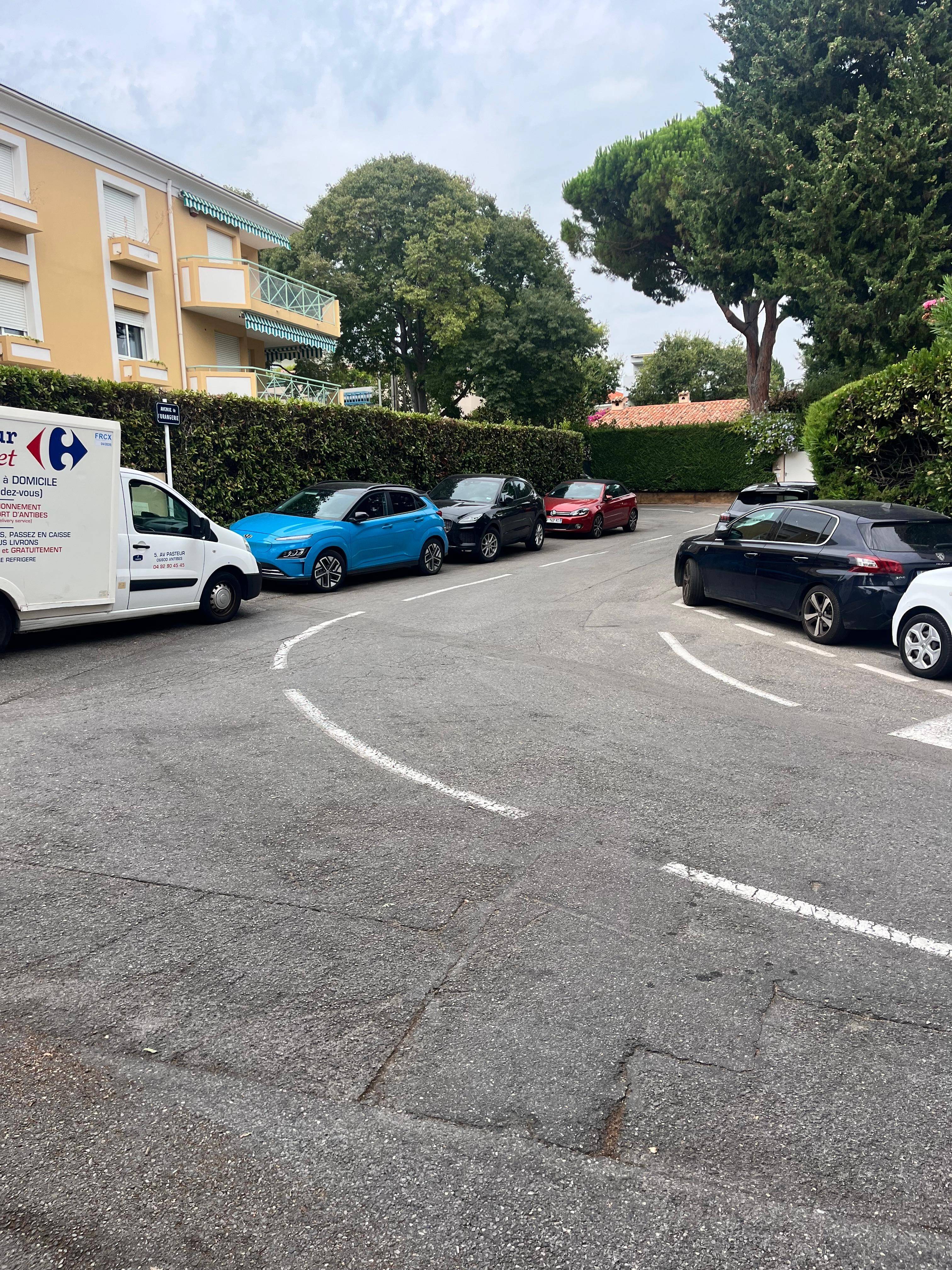 "Ça peut être dangereux": le stationnement sauvage sur cette avenue d'Antibes inquiète les habitants