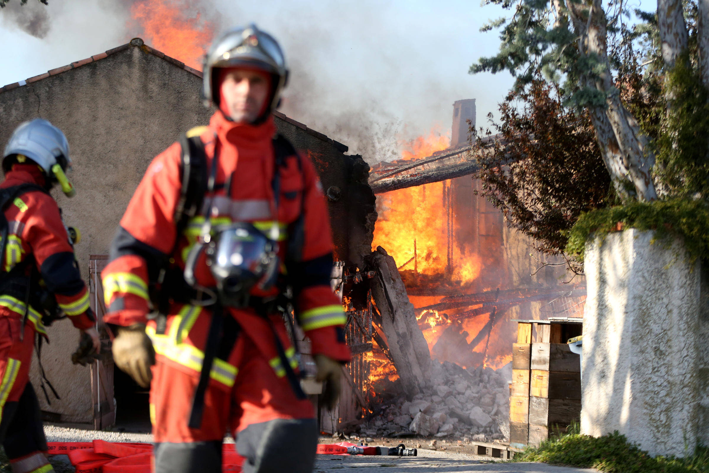 Une villa en flammes près de Fréjus, une femme gravement touchée et ses deux chiens secourus