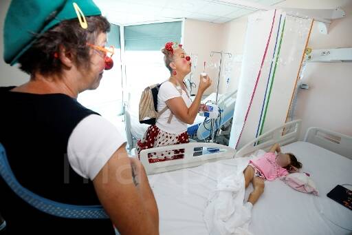 "Au moins, on lui a fait quitter sa chambre plus vite!": on vous emmène à la découverte de l'hôpital Lenval de Nice où les clowns soignent autrement