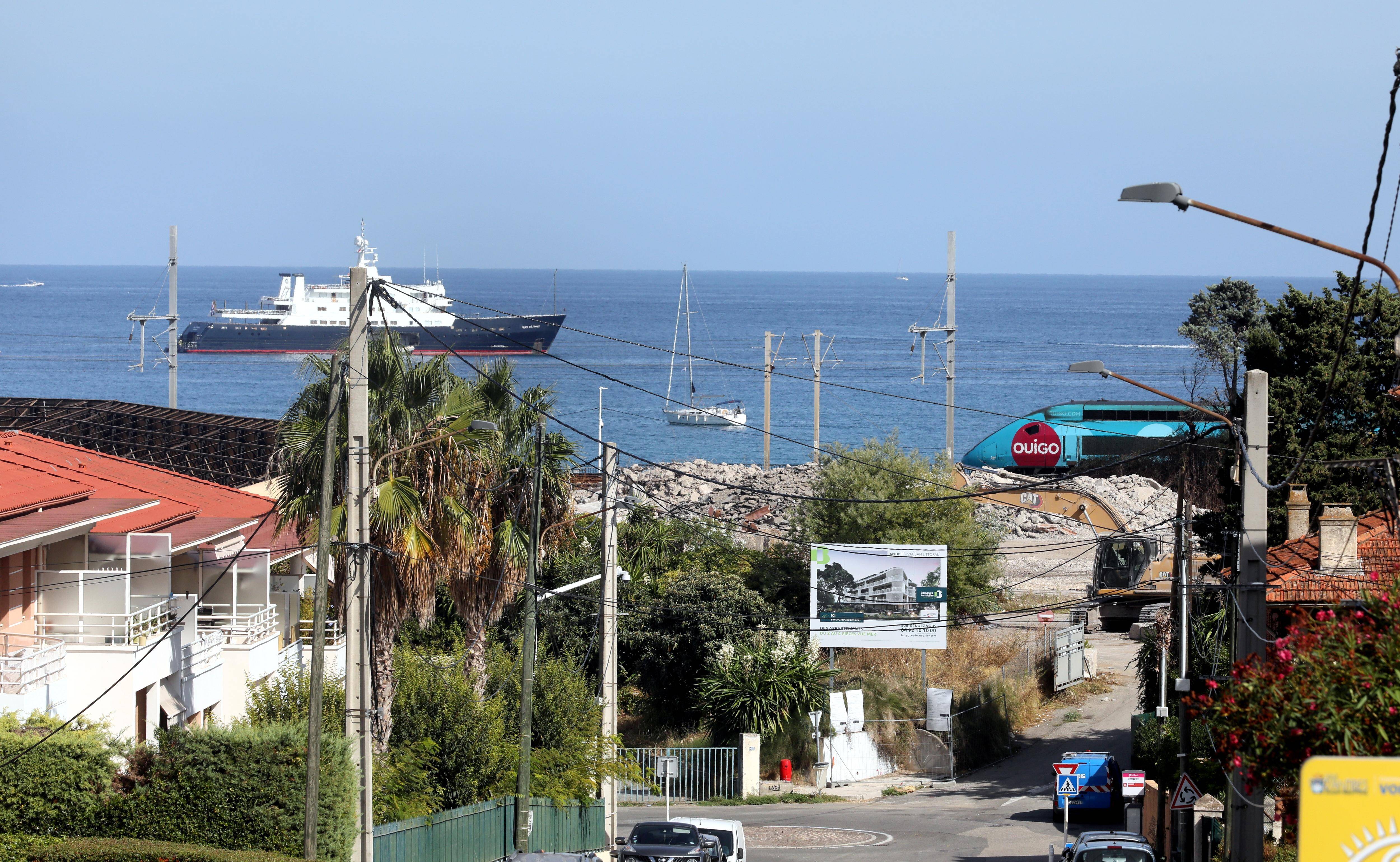 À Antibes, la démolition des hangars historiques de l'entreprise Mauro sont en cours. 173 logements doivent y être livrés en 2028