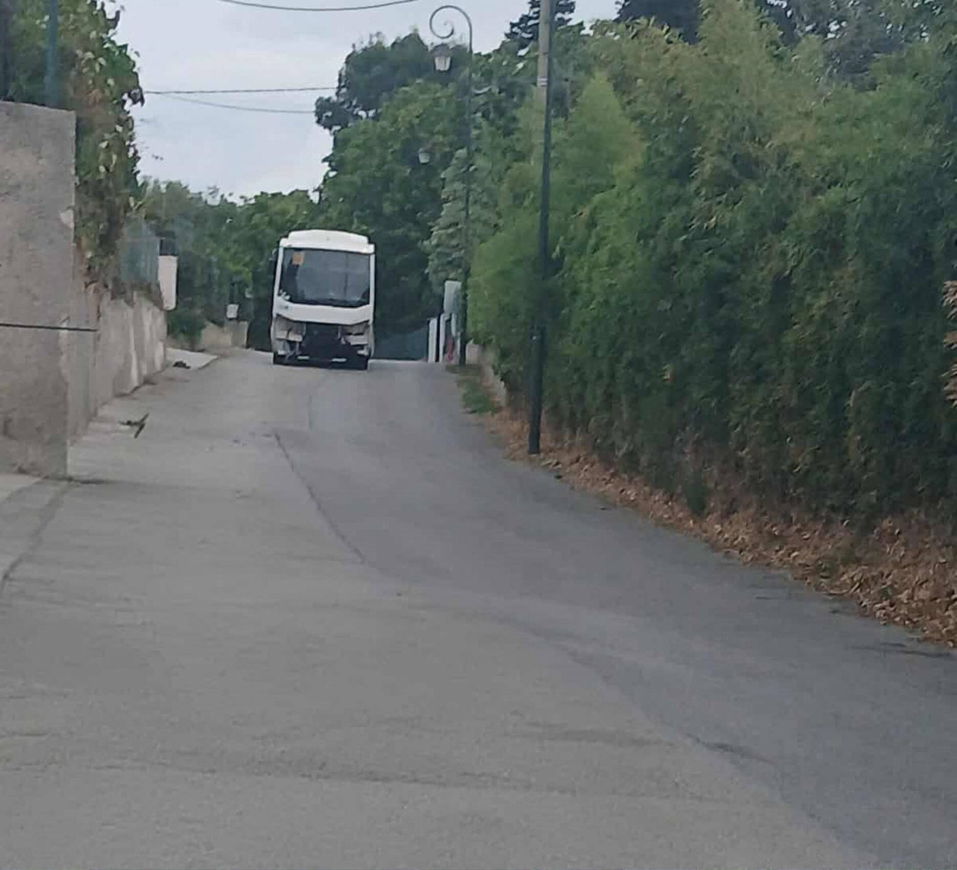 "Le chauffeur a demandé à une gamine d'aller le ramasser": un bus scolaire perd son pare-chocs, une ancienne affaire de chauffeur critiqué pour sa conduite dangereuse resurgit