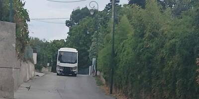 "Le chauffeur a demandé à une gamine d'aller le ramasser": un bus scolaire perd son pare-chocs, une ancienne affaire de chauffeur critiqué pour sa conduite dangereuse resurgit