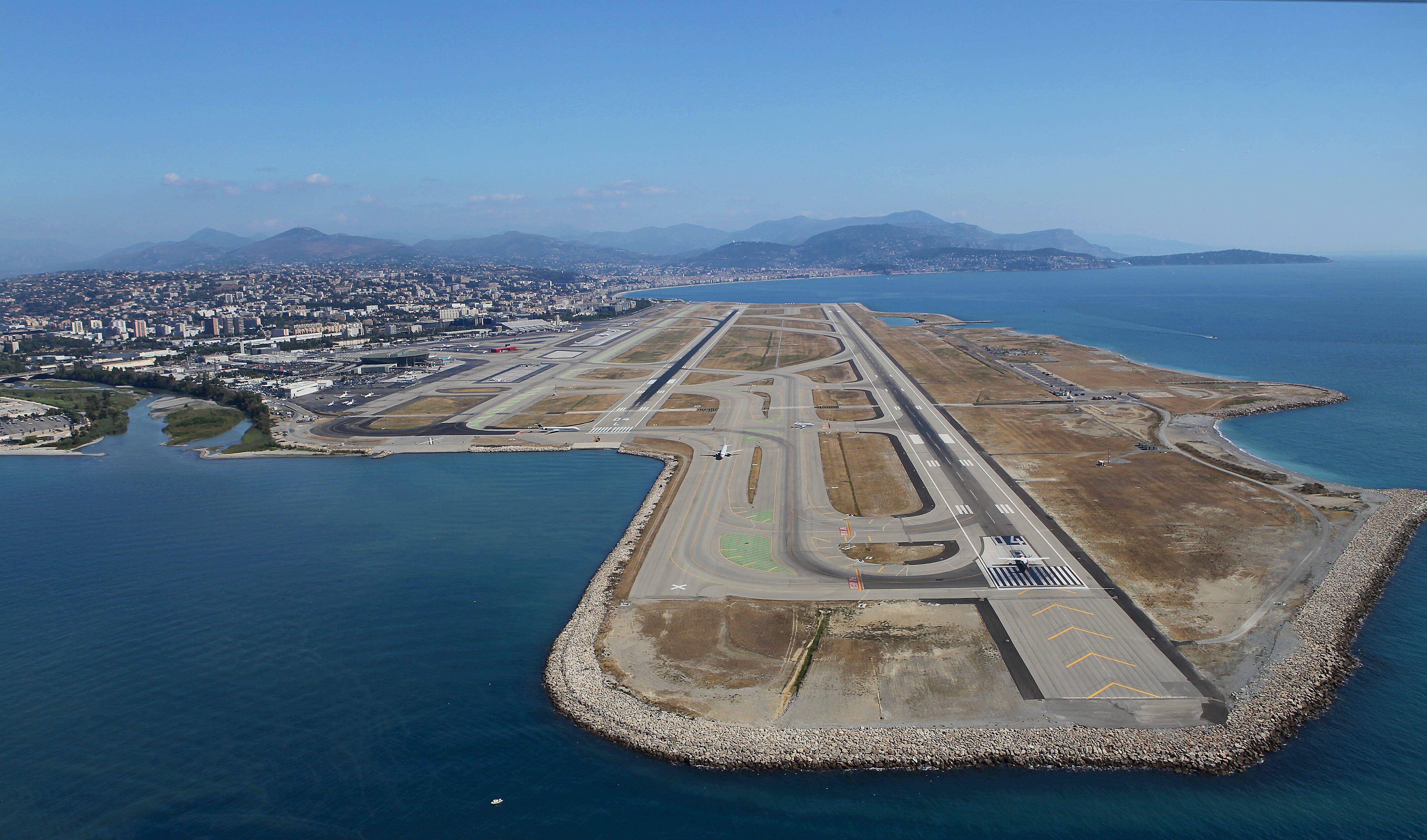 "L'événement est exceptionnel, une collision a été évitée": deux enquêtes ouvertes après l'incident survenu dimanche soir à l'aéroport de Nice