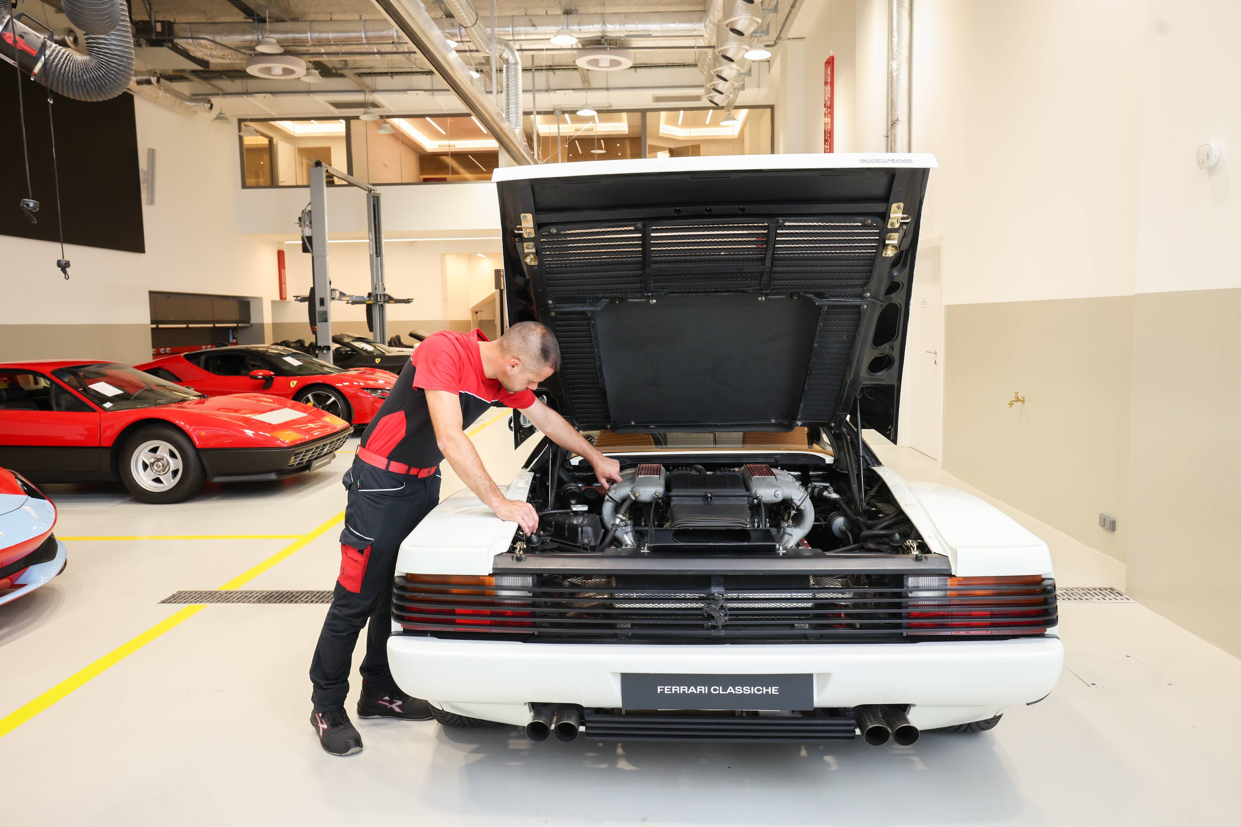 "On a une très grande proximité avec nos clients": on vous emmène dans l'atelier Ferrari à Monaco