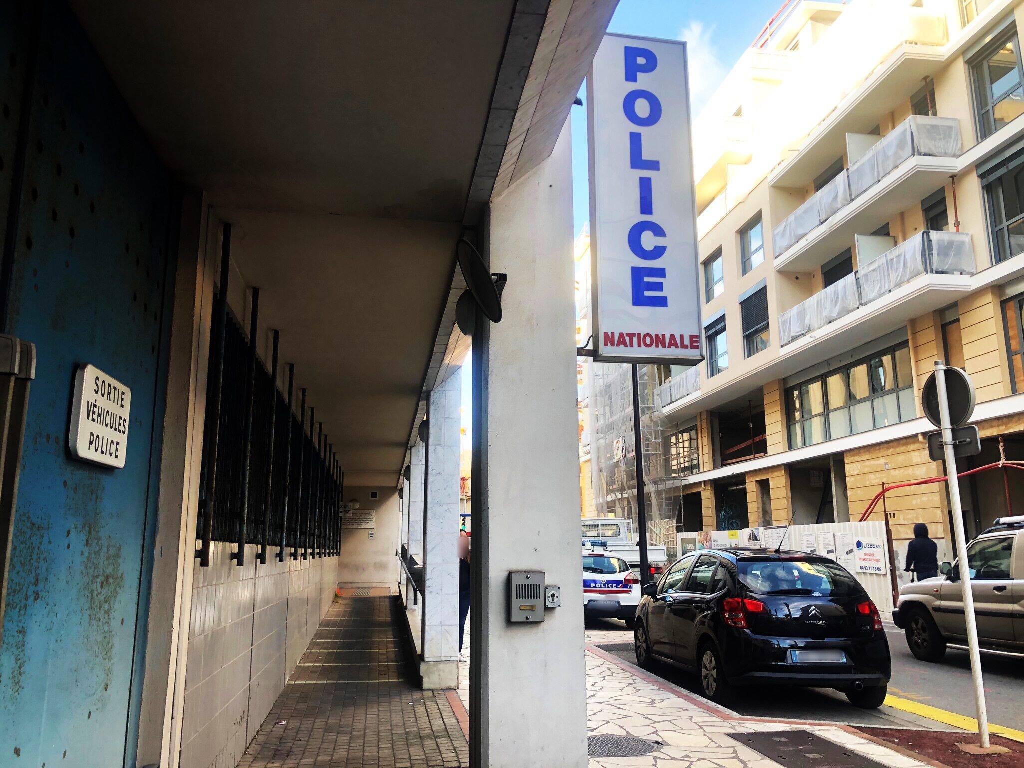 "A Noël il y avait une tolérance, maintenant c'est terminé": les attroupements devant les bars dans le viseur à Antibes et Vallauris