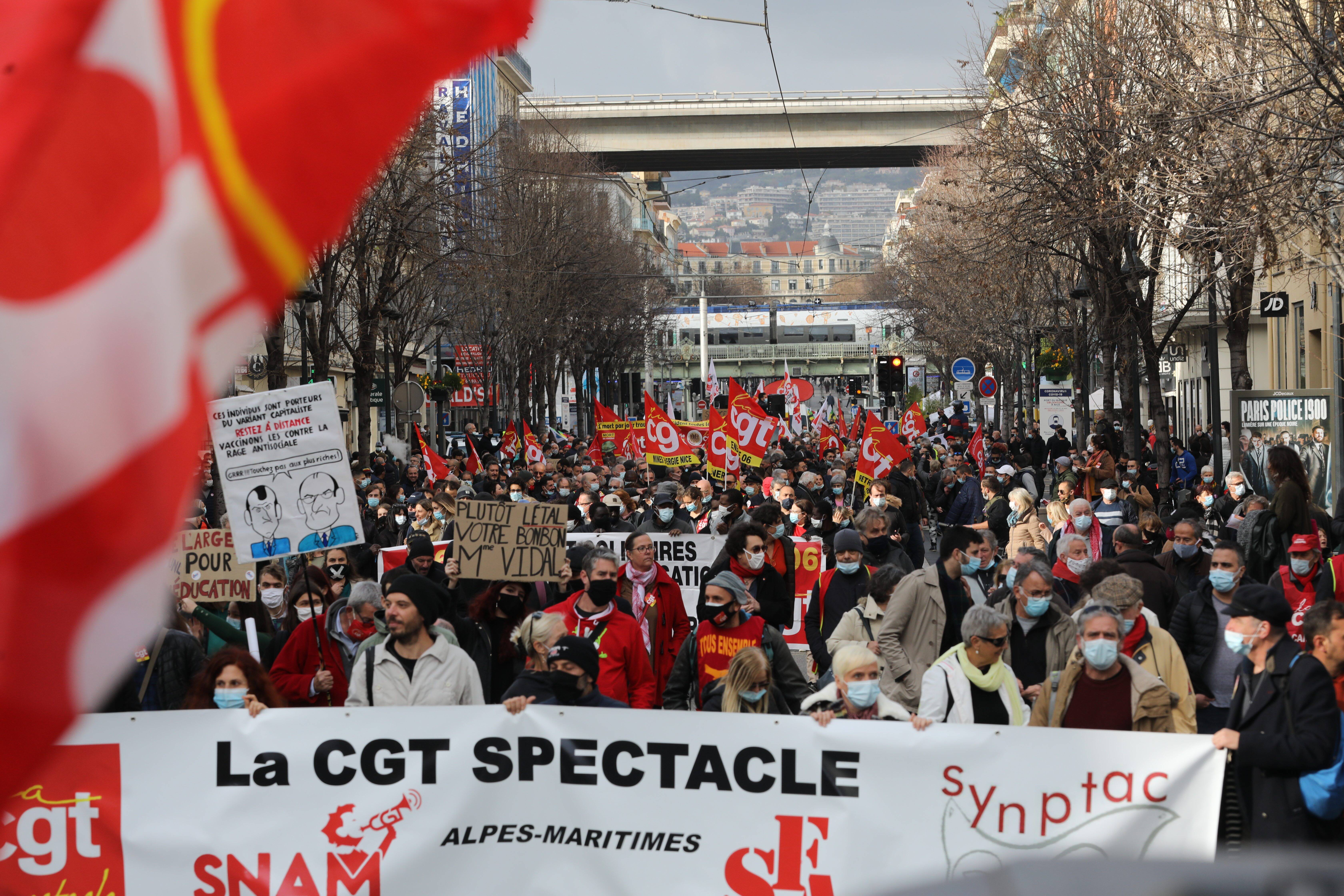 "Ça fait 10 mois qu'on n'a plus rien! On vit comment?": un millier de manifestants éreintés par la crise sanitaire à Nice