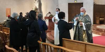 Messes déconfinées: une soixantaine de fidèles réunis en l'église Sainte Jeanne d'Arc à Nice ce dimanche
