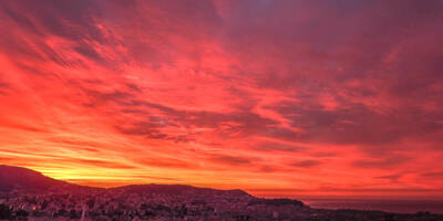 PHOTOS & VIDEO. Le ciel de la Côte d'Azur s'est embrasé ce mercredi matin