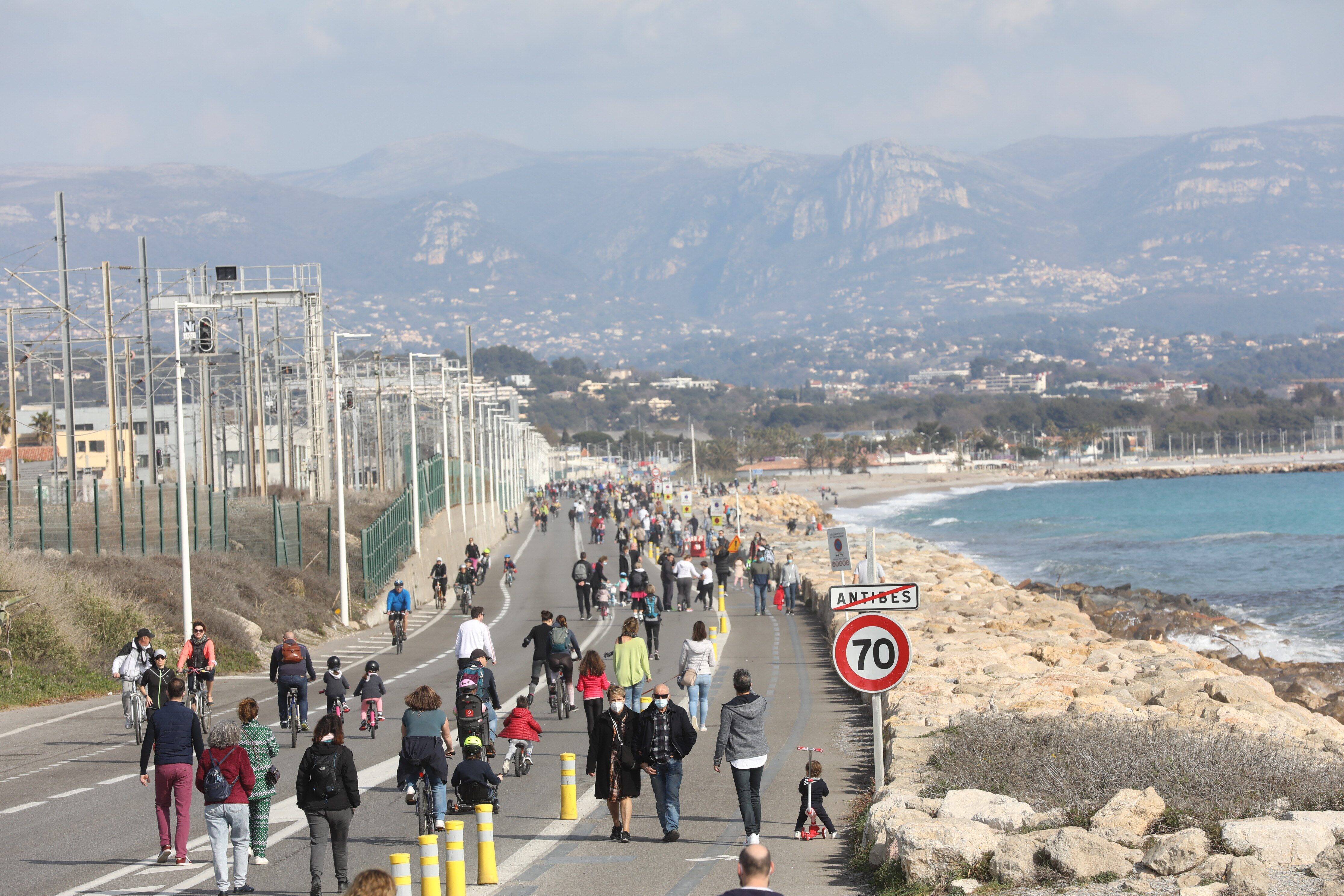 Des centaines de personnes profitent du
