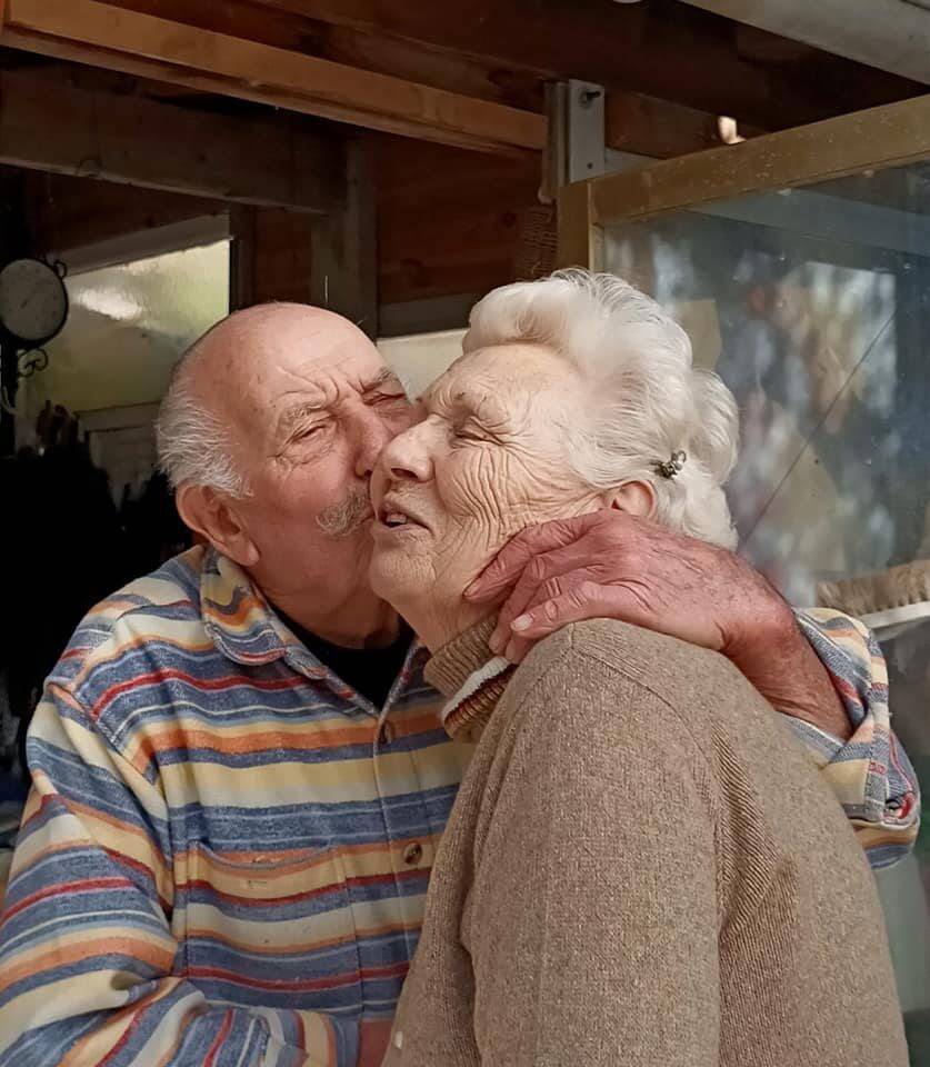 Ces octogénaires sont presque coupés du monde, des bénévoles se mobilisent pour refaire la route qui mène chez eux