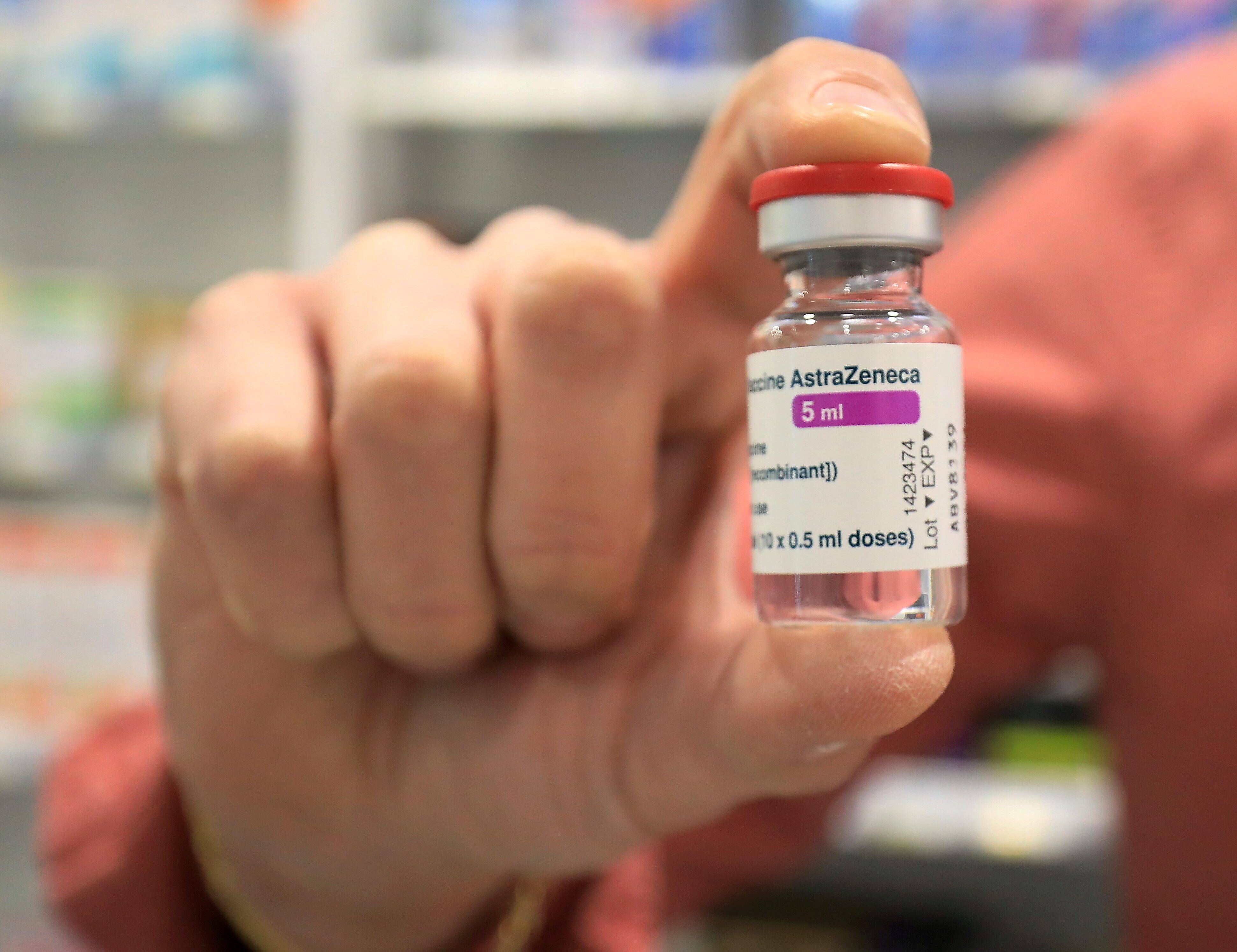 Suspension du vaccin AstraZeneca: pour la Dr Véronique Mondain du CHU de Nice, il s'agit d'"un principe de précaution très poussé"