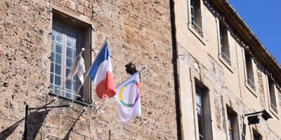 Que signifie ce drapeau accroché aux bâtiments communaux de Grasse?