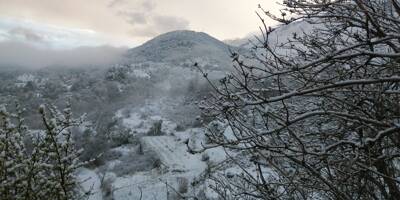 VIDEO. La neige est tombée à Coursegoules, au-dessus du Col de Vence