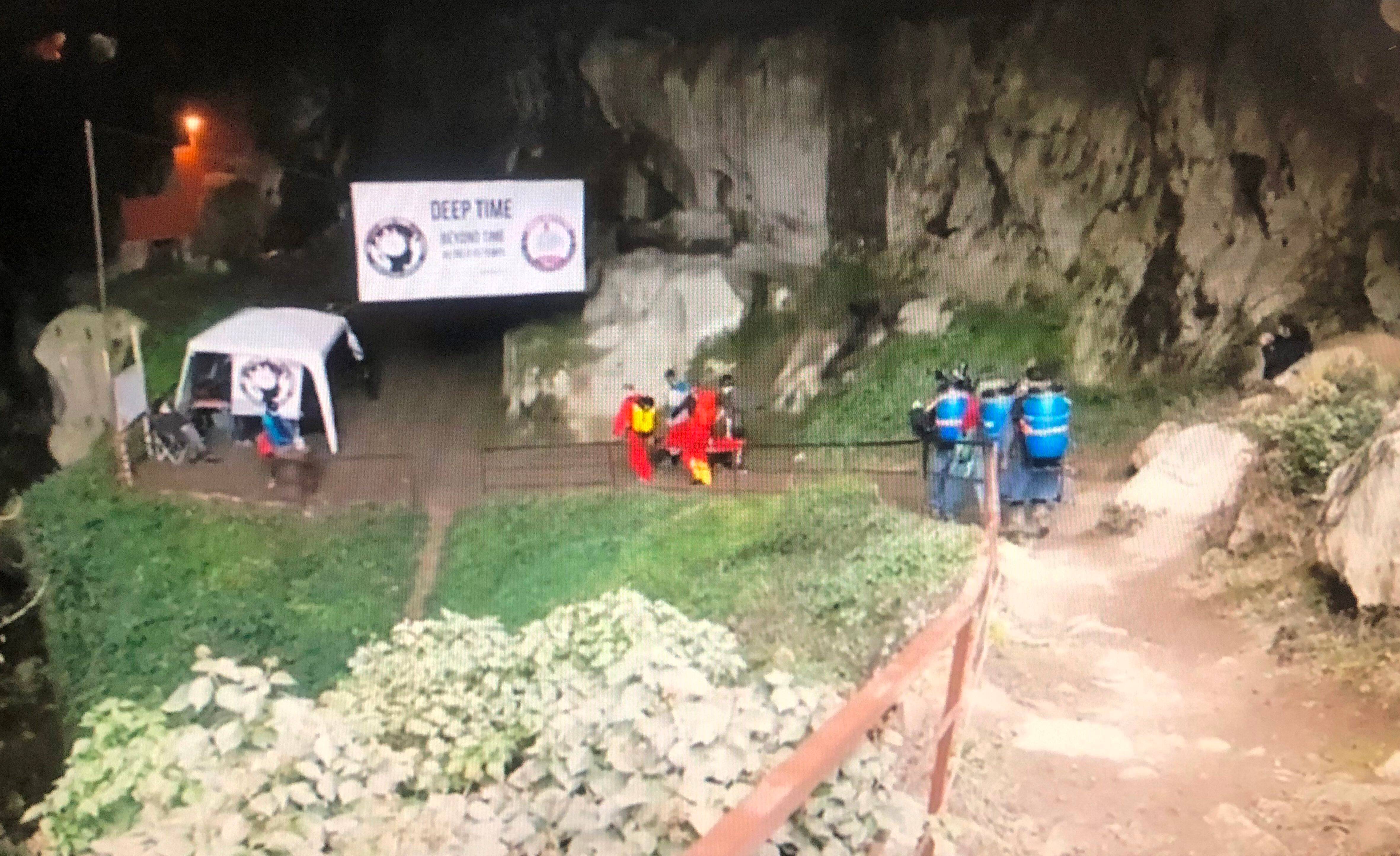 Les 15 confinés volontaires sortent de la grotte après 40 jours "hors du temps" en Ariège