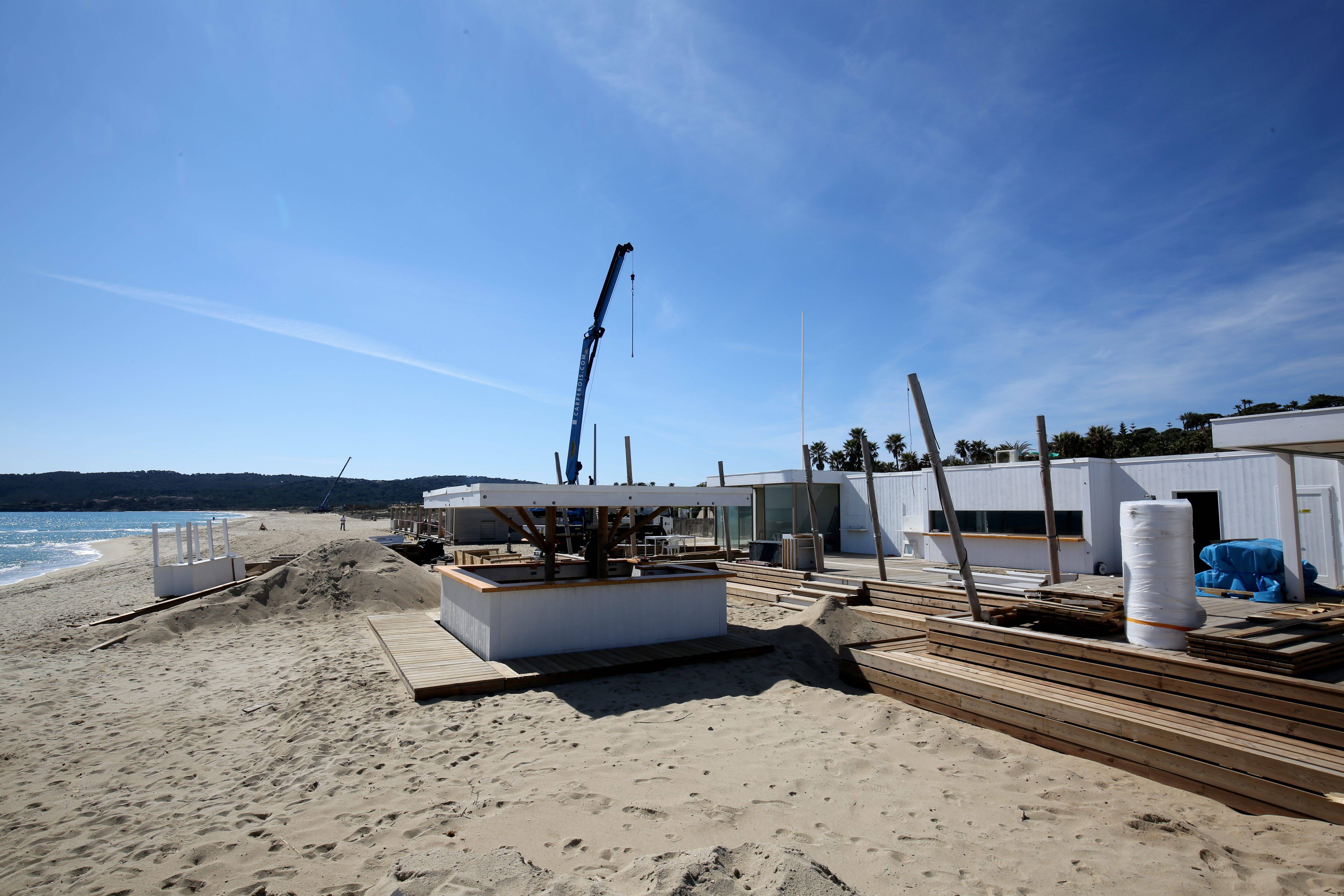 Sur la plage de Pampelonne, les grues préparent la saison estivale