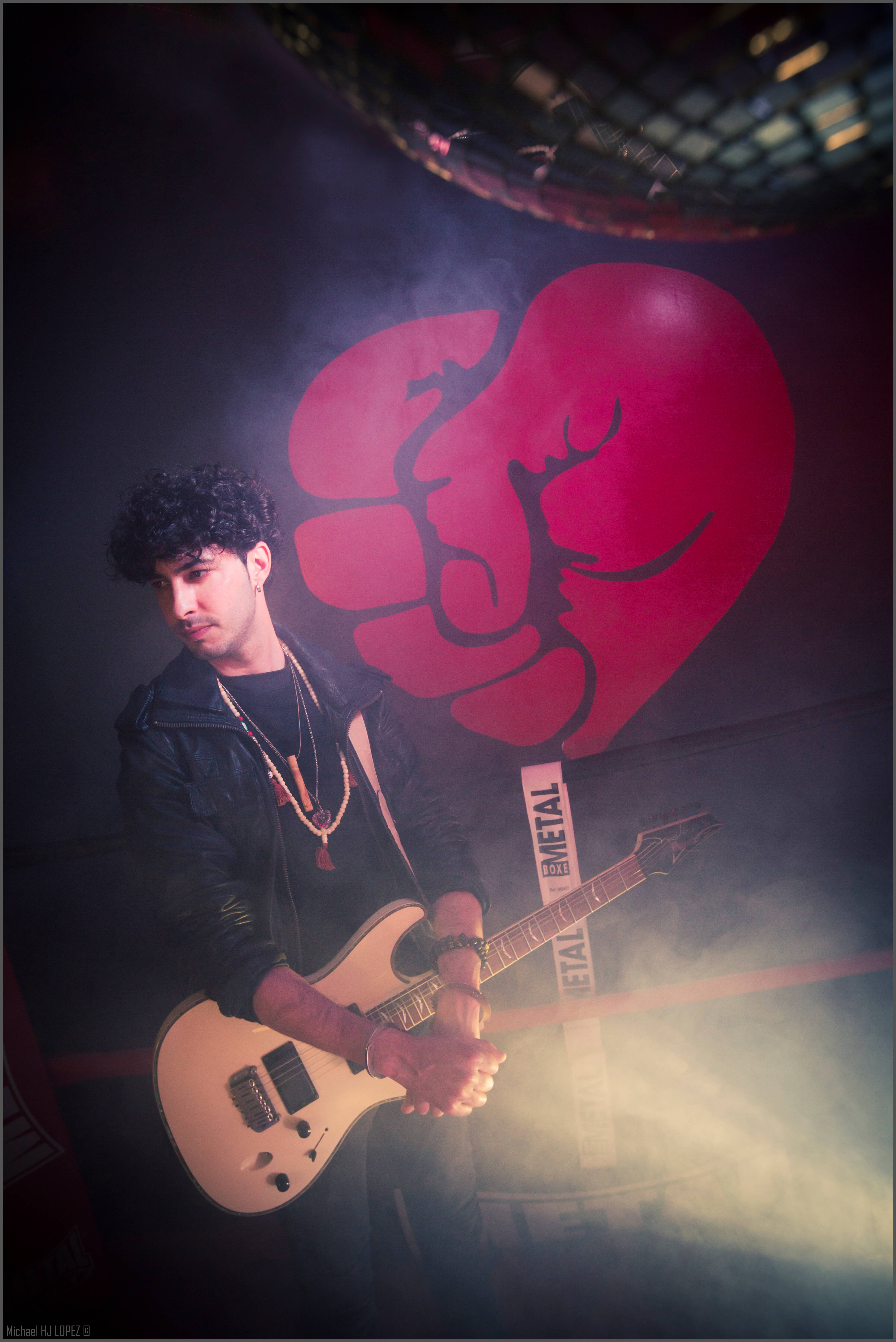 Dans un reportage photos, il met en scène et immortalise la détresse des artistes en période de Covid-19