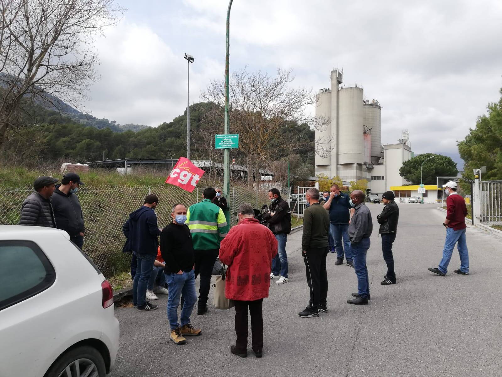 Face à "un plan social au rabais", les salariés de Lafarge en grève à Contes