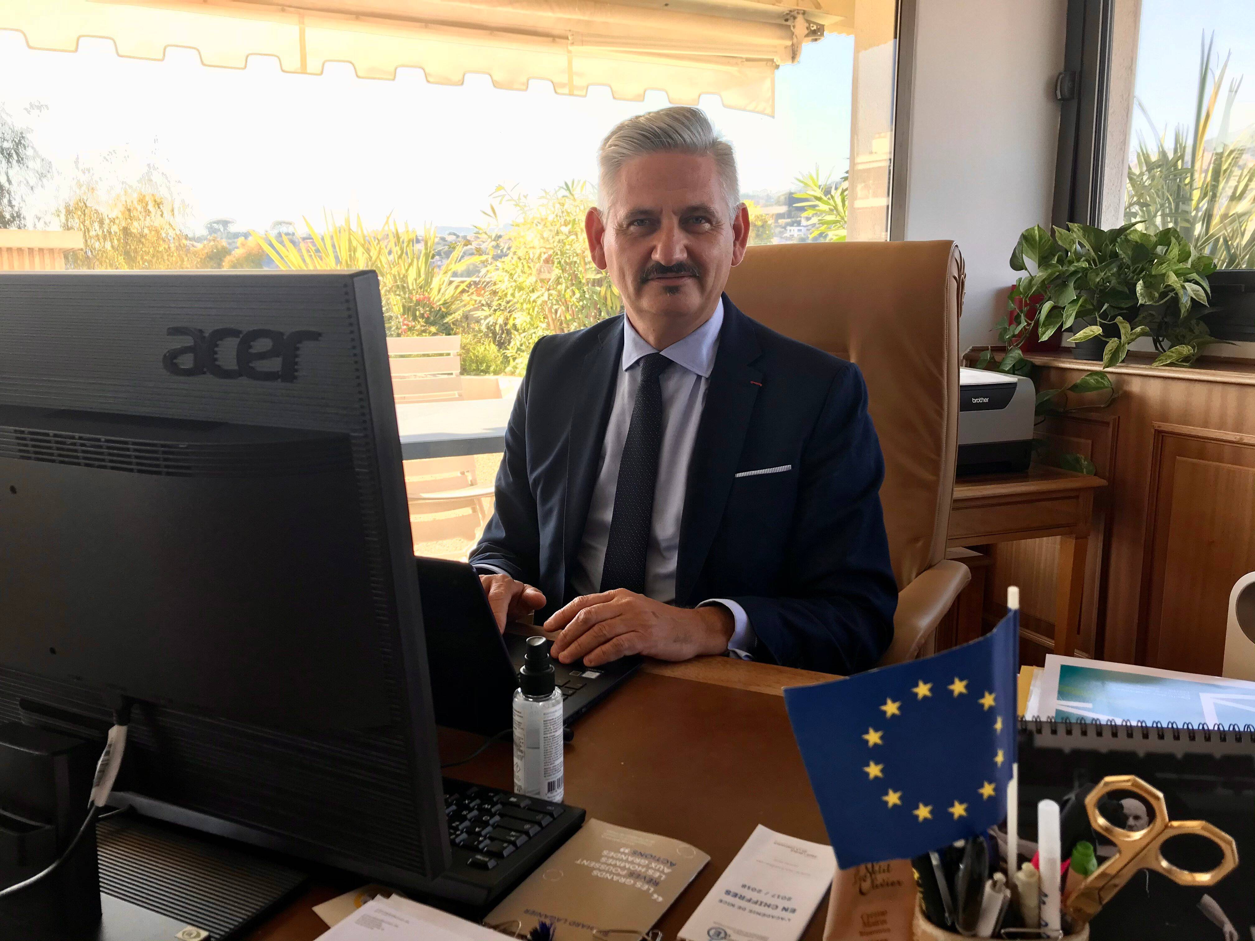 "Il vaut mieux fermer une classe quelques jours plutôt que de fermer toutes les écoles", affirme le recteur de l'académie de Nice