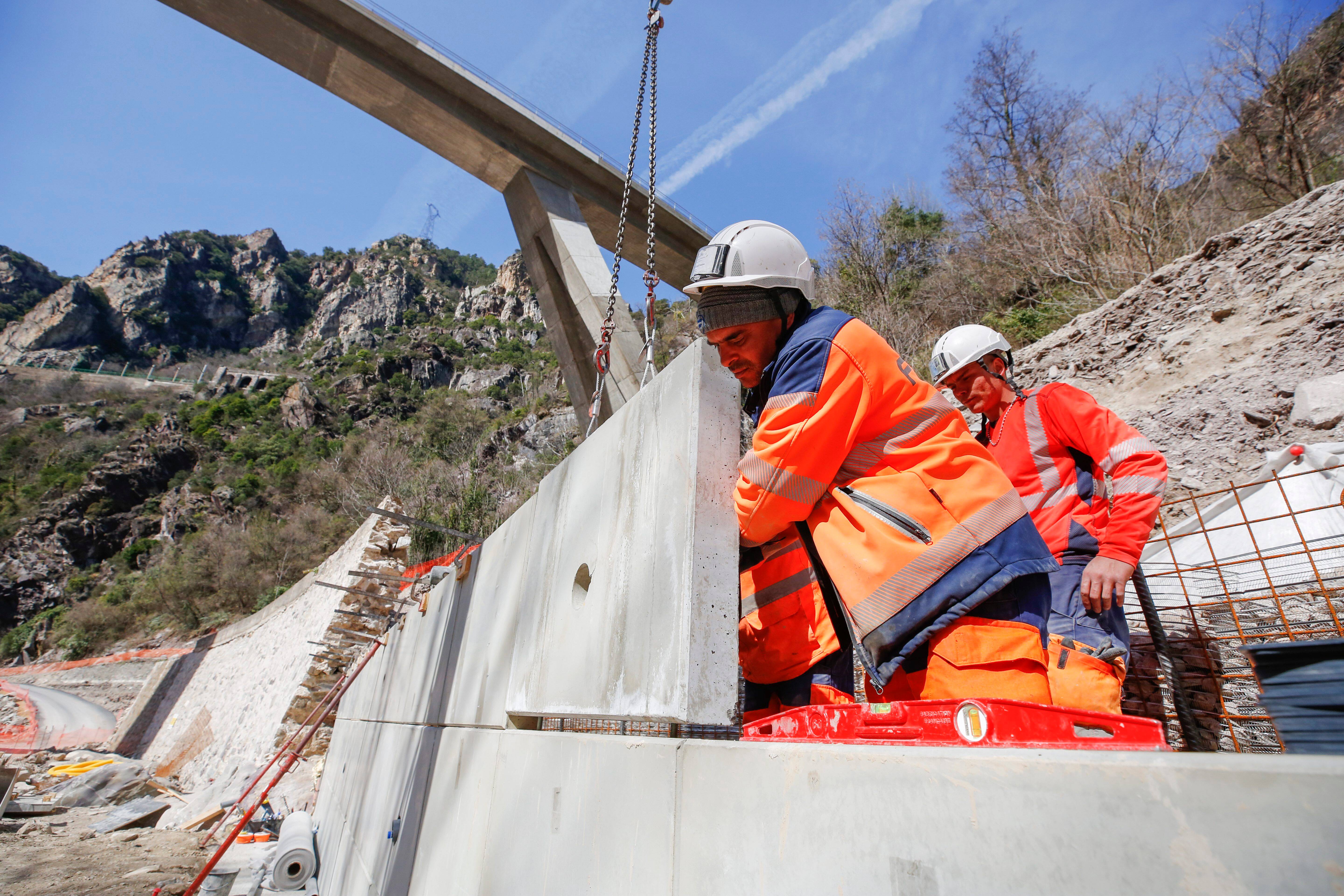 Six mois après la tempête Alex, le chantier de reconstruction de la vallée de la Roya "est au maximum de ses capacités"
