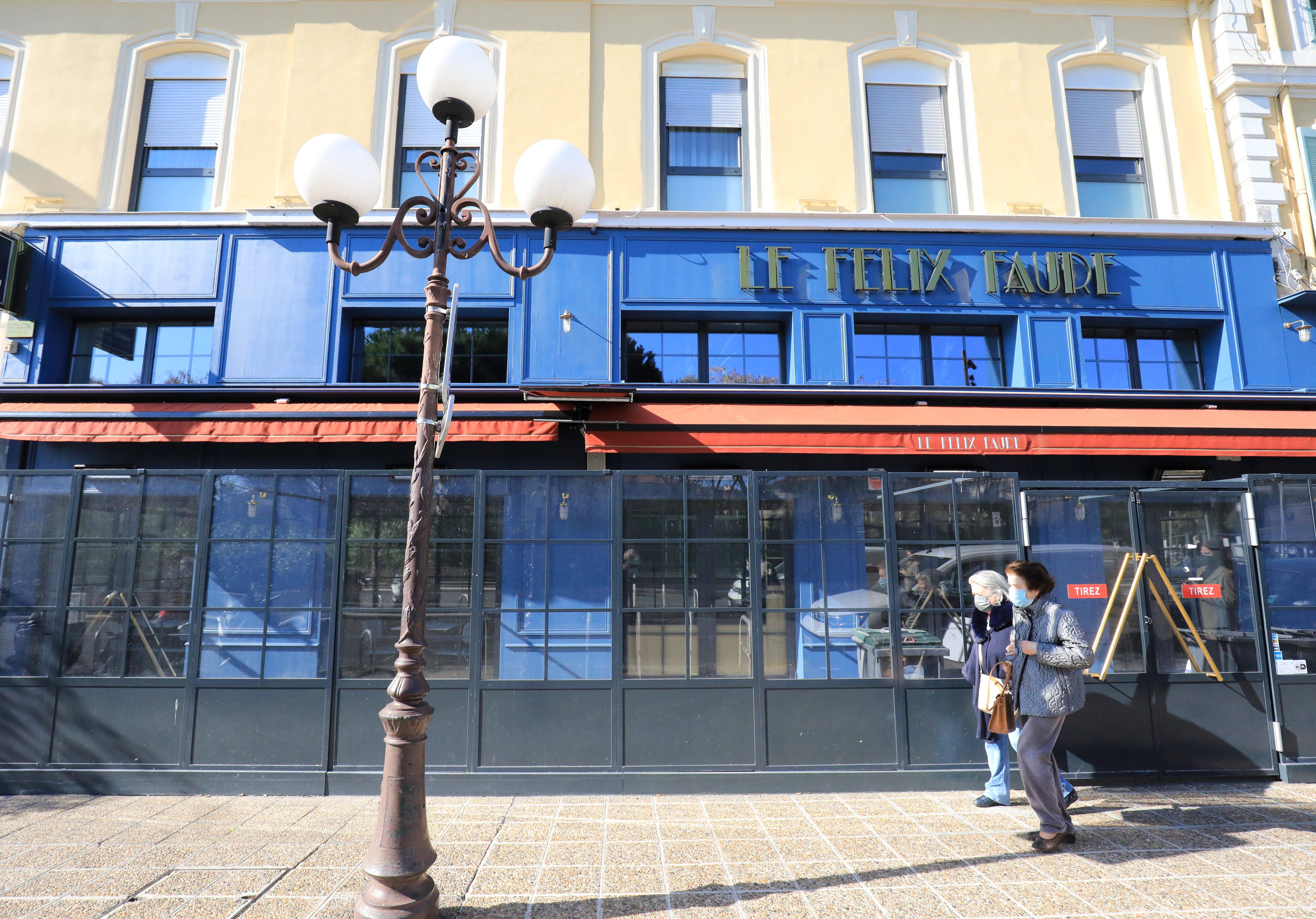 "On a voulu en profiter et optimiser". Pendant le confinement à Nice, ils embellissent leurs commerces
