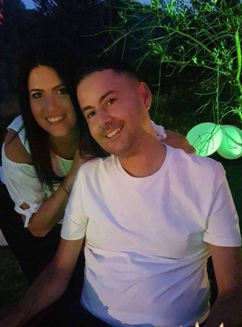 "Ton message vivra à travers ta musique et mes mots". Elle rend hommage à son frère décédé dans un livre