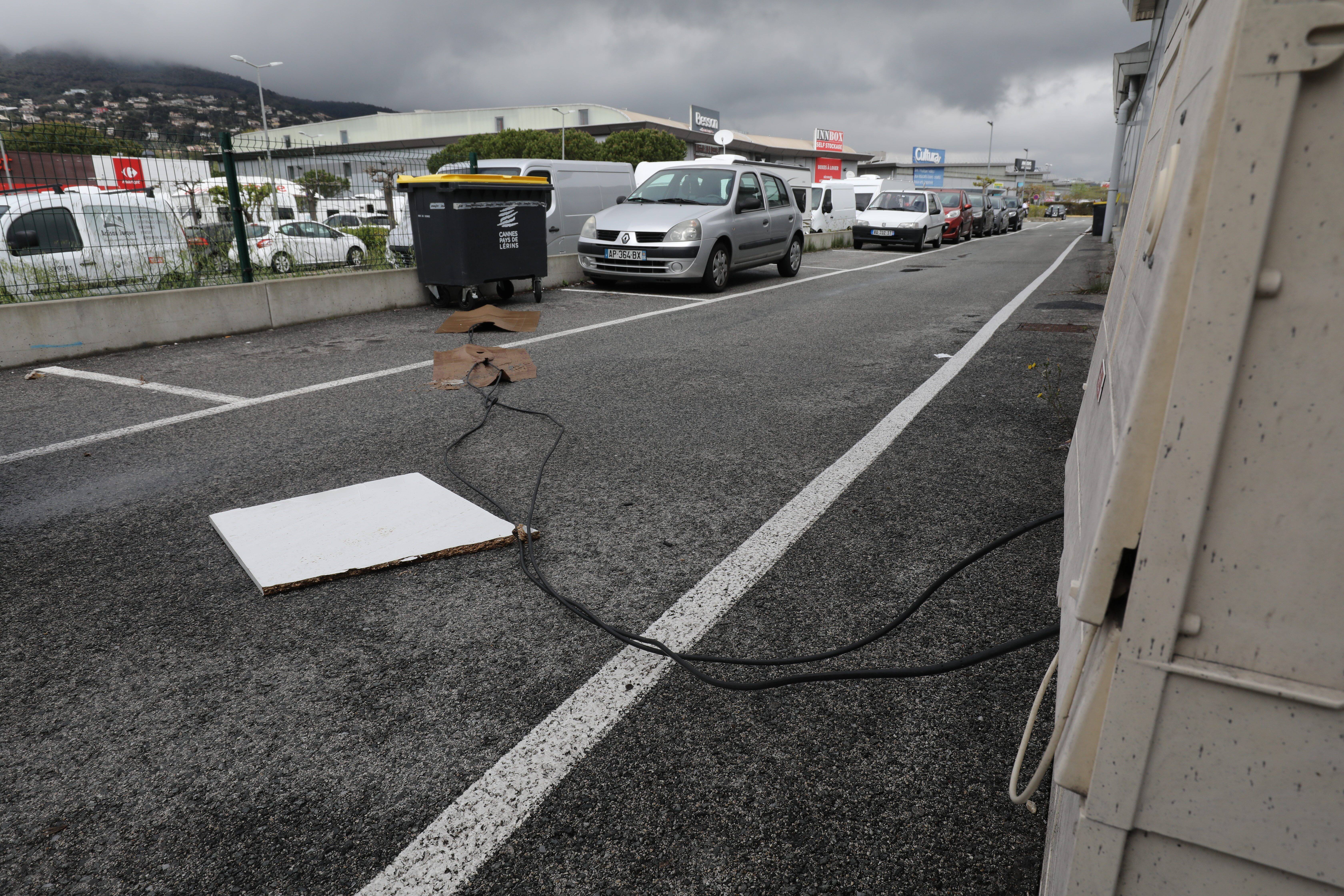 Pour protester contre l'inertie de l'État face aux gens du voyage, le maire de Mandelieu Sébastien Leroy ordonne à sa police de ne plus contrôler les infractions aux restrictions sanitaires