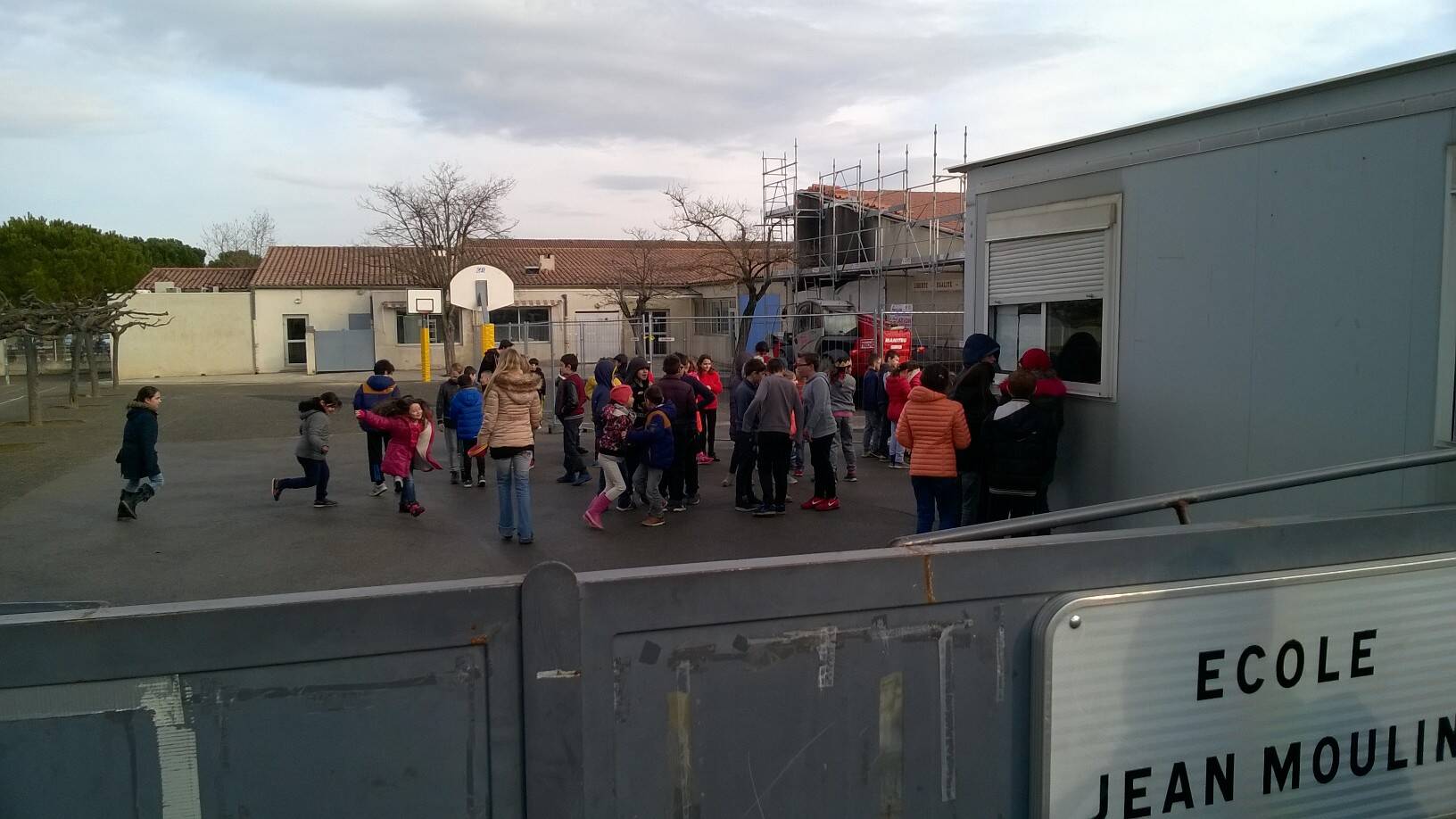 L'Education nationale reconnaît la présence d'amiante dans "de nombreuses" écoles du Var, mais lesquelles?