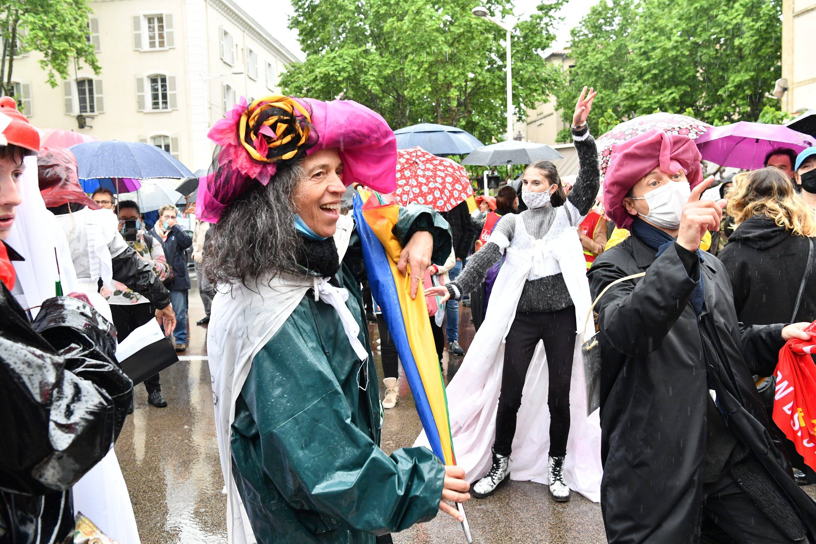 Les parapluies étaient de sortie à Toulon pour la manifestation du 1er mai