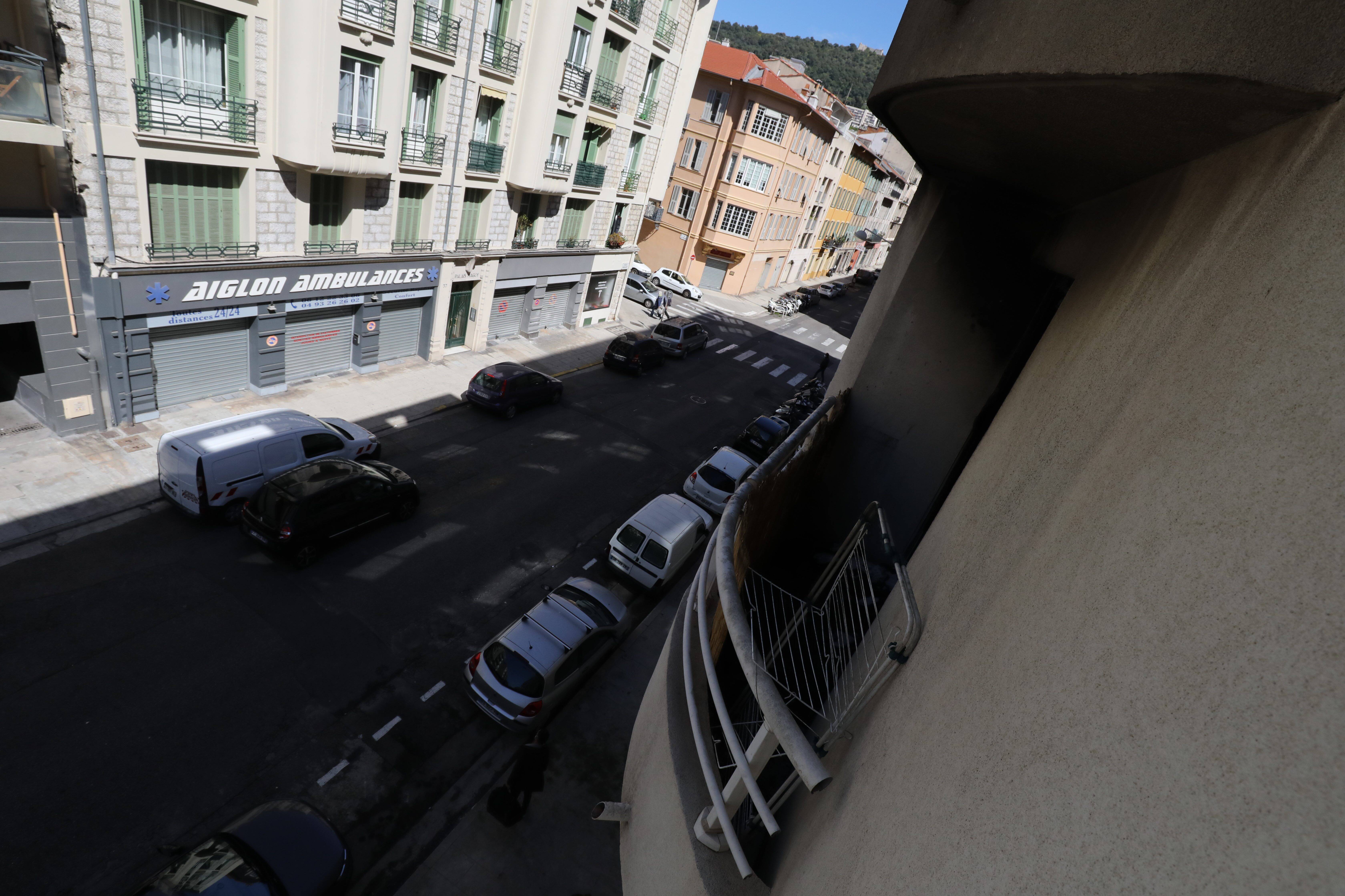 Un jeune homme vient au secours d'une victime de l'incendie d'un appartement à Nice