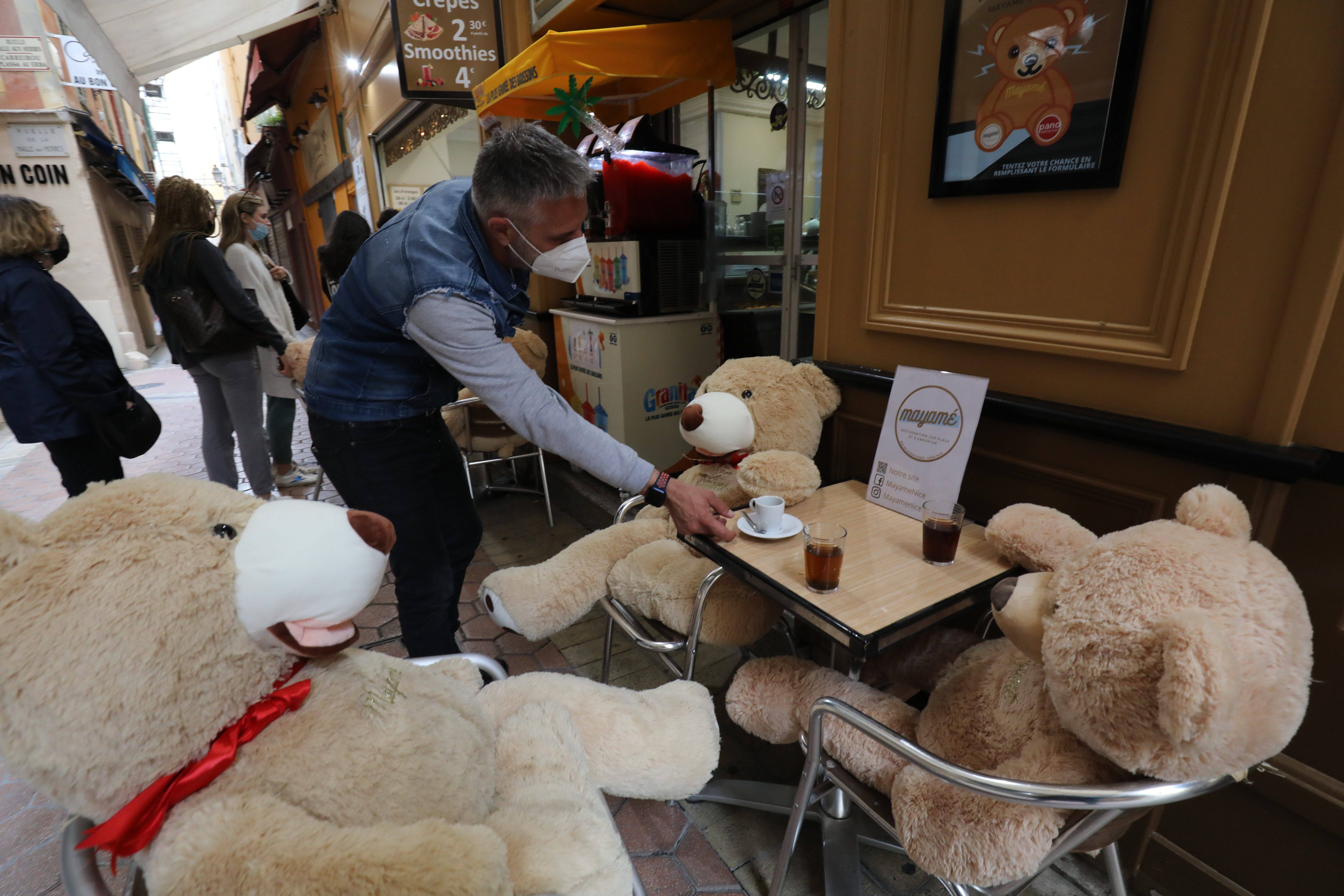 "Ce confinement, c'était le dernier!": pour fêter la réouverture, ce restaurateur niçois offre les nounours de sa terrasse