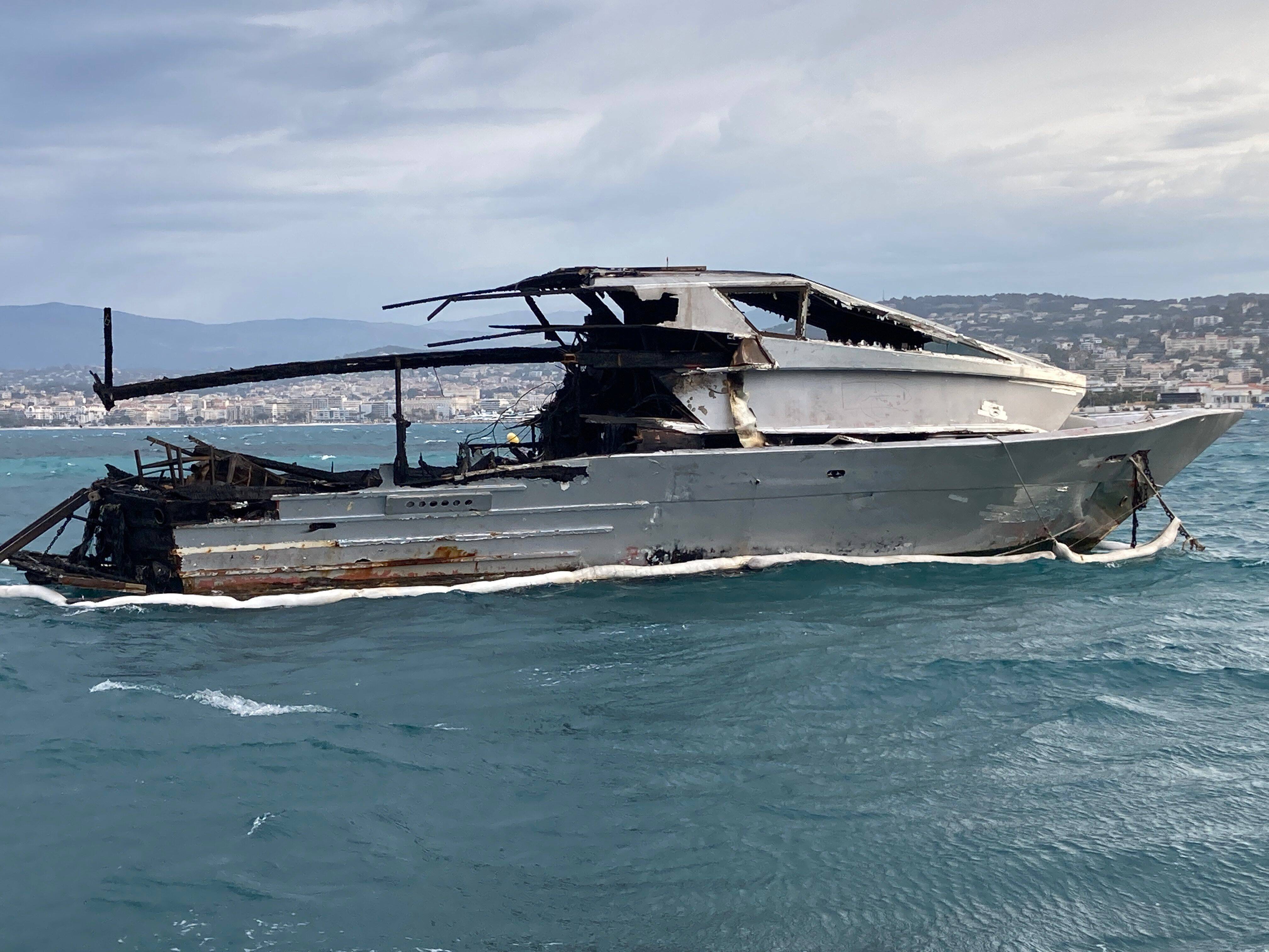 Consumé par les flammes en baie de Cannes, le "bateau de James Bond" sera détruit à Sainte-Marguerite