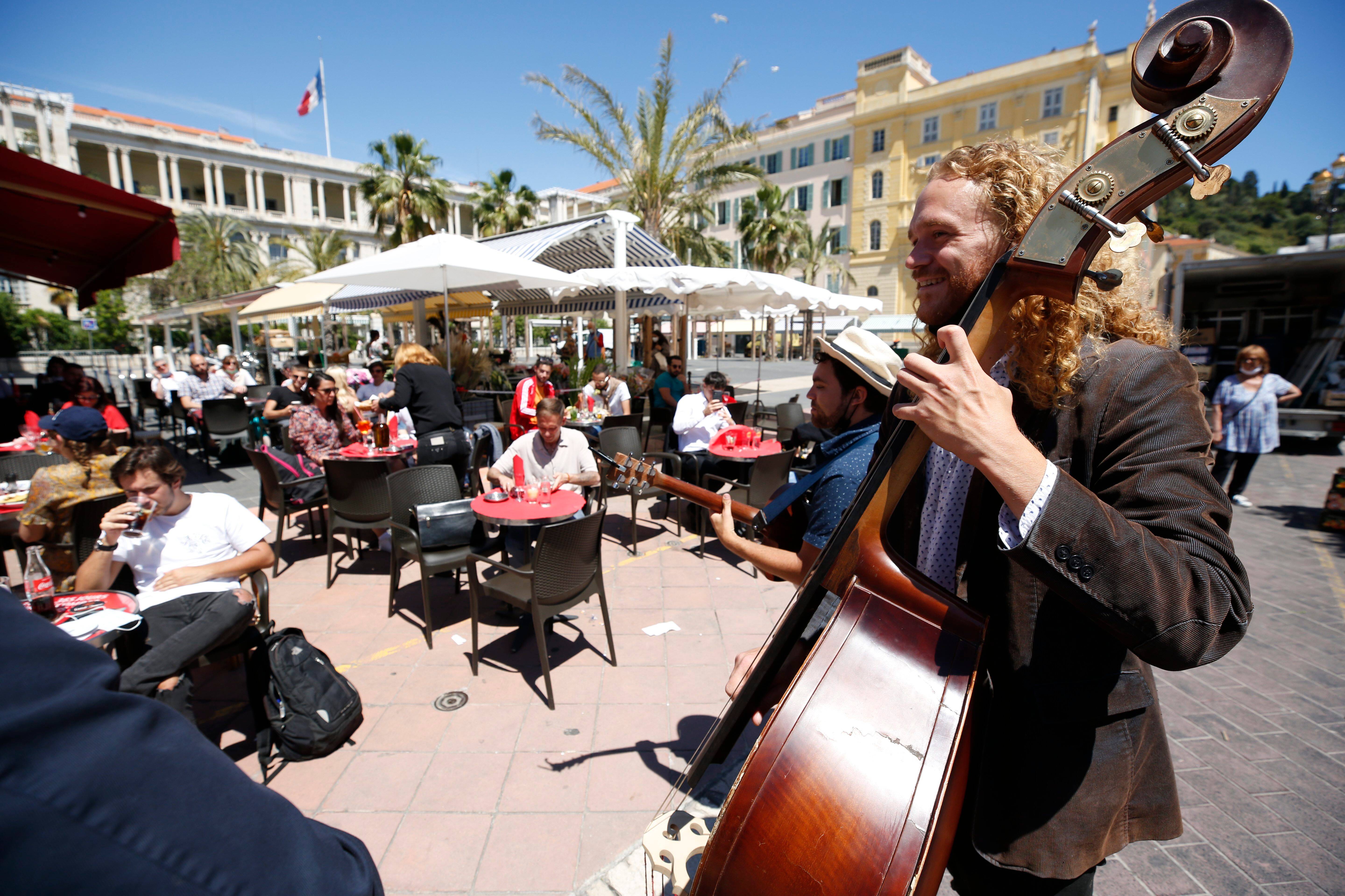 VIDEO. "Il ne faudrait pas qu'une minorité condamne une majorité", l'avertissement de Christian Estrosi à ceux qui ne respectent pas les règles en terrasse