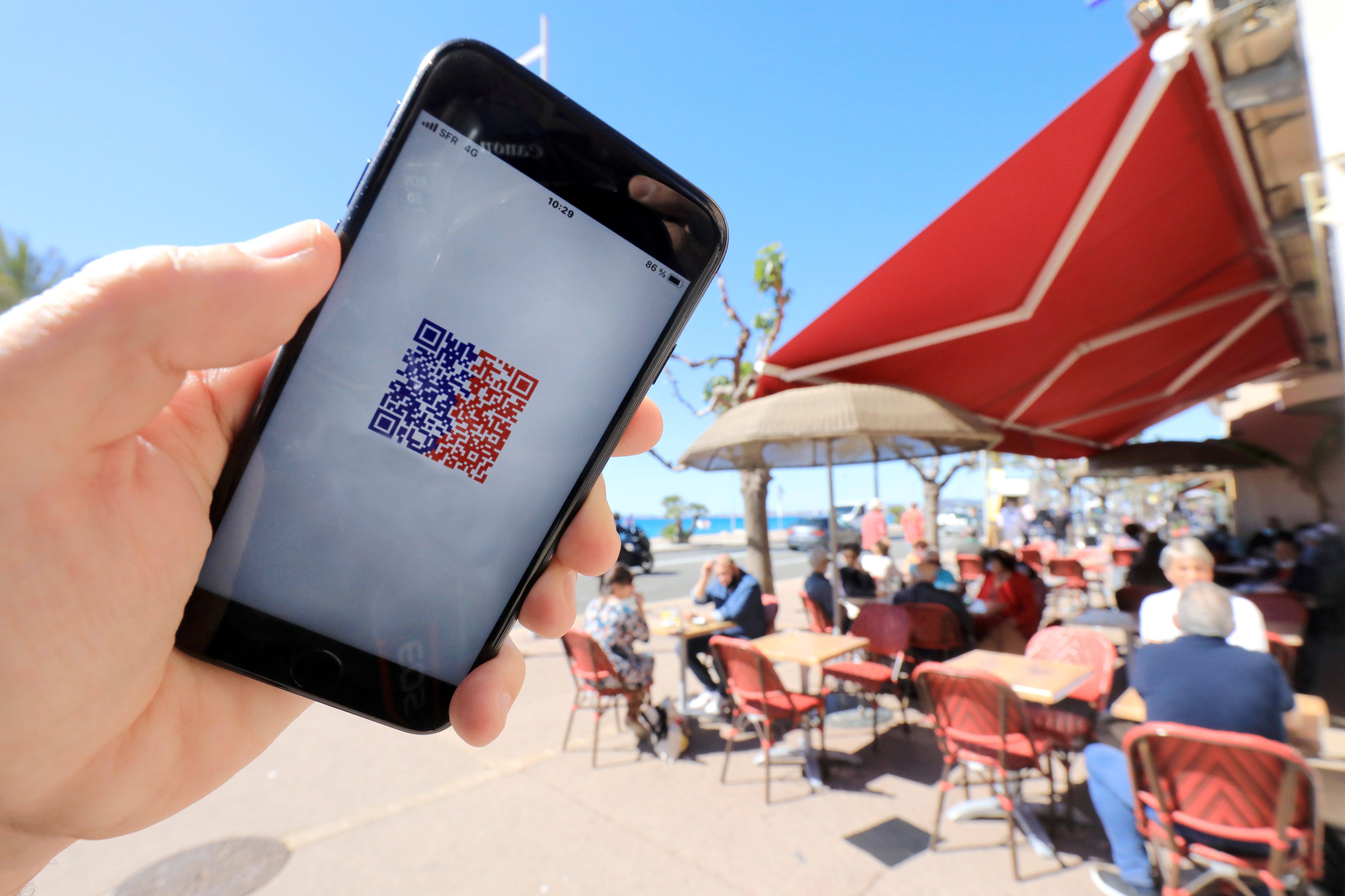 A partir d'aujourd'hui dans les bars, restaurants, salles de sport... Tout savoir sur le QR code de TousAntiCovid, le pass sanitaire du quotidien