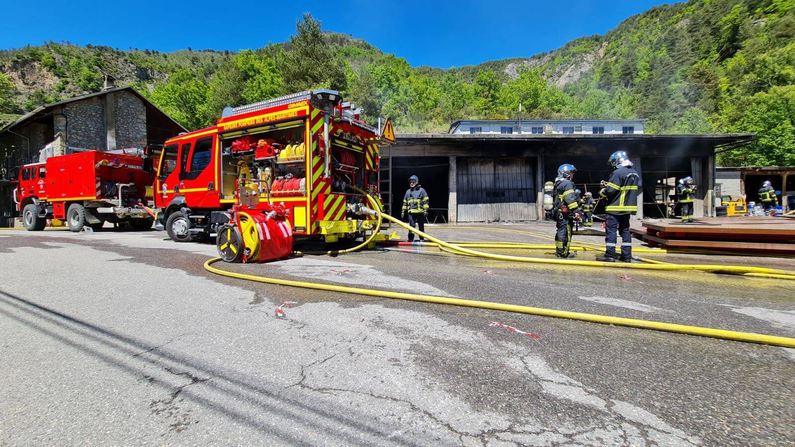 "Tout a brûlé, mais on va rebondir", le témoignage poignant du patron dont l'entrepôt est parti en fumée à Guillaumes