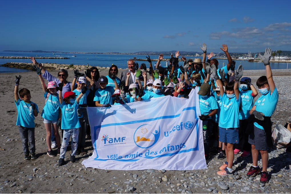 Qui sont ces "super héros" en bleu qui ont nettoyé la plage à Saint-Laurent-du-Var?