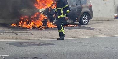 Une voiture totalement détruite par un incendie à Nice