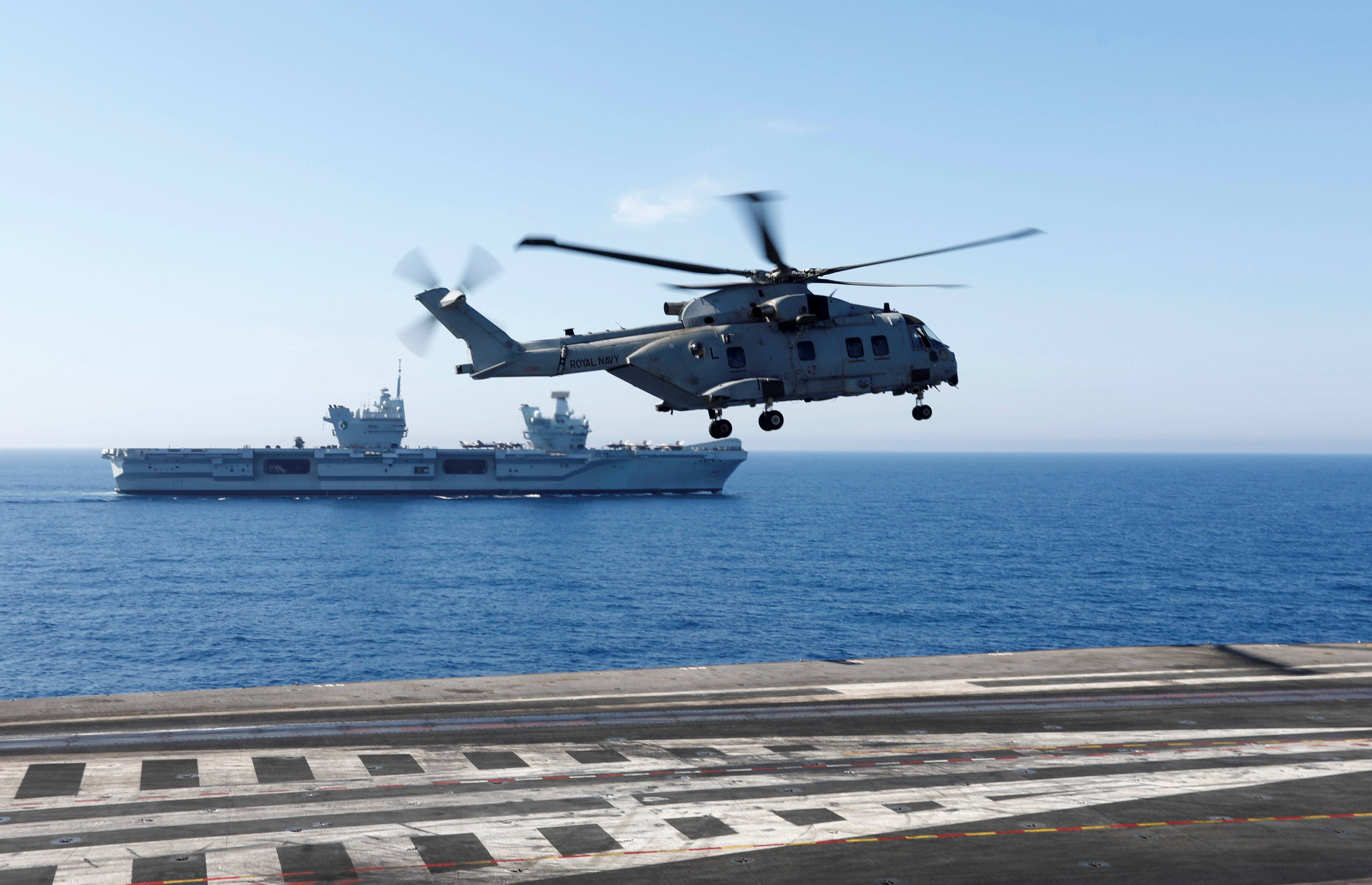 Quand le Charles-de-Gaulle rencontre le HMS Queen Elizabeth au large de Toulon