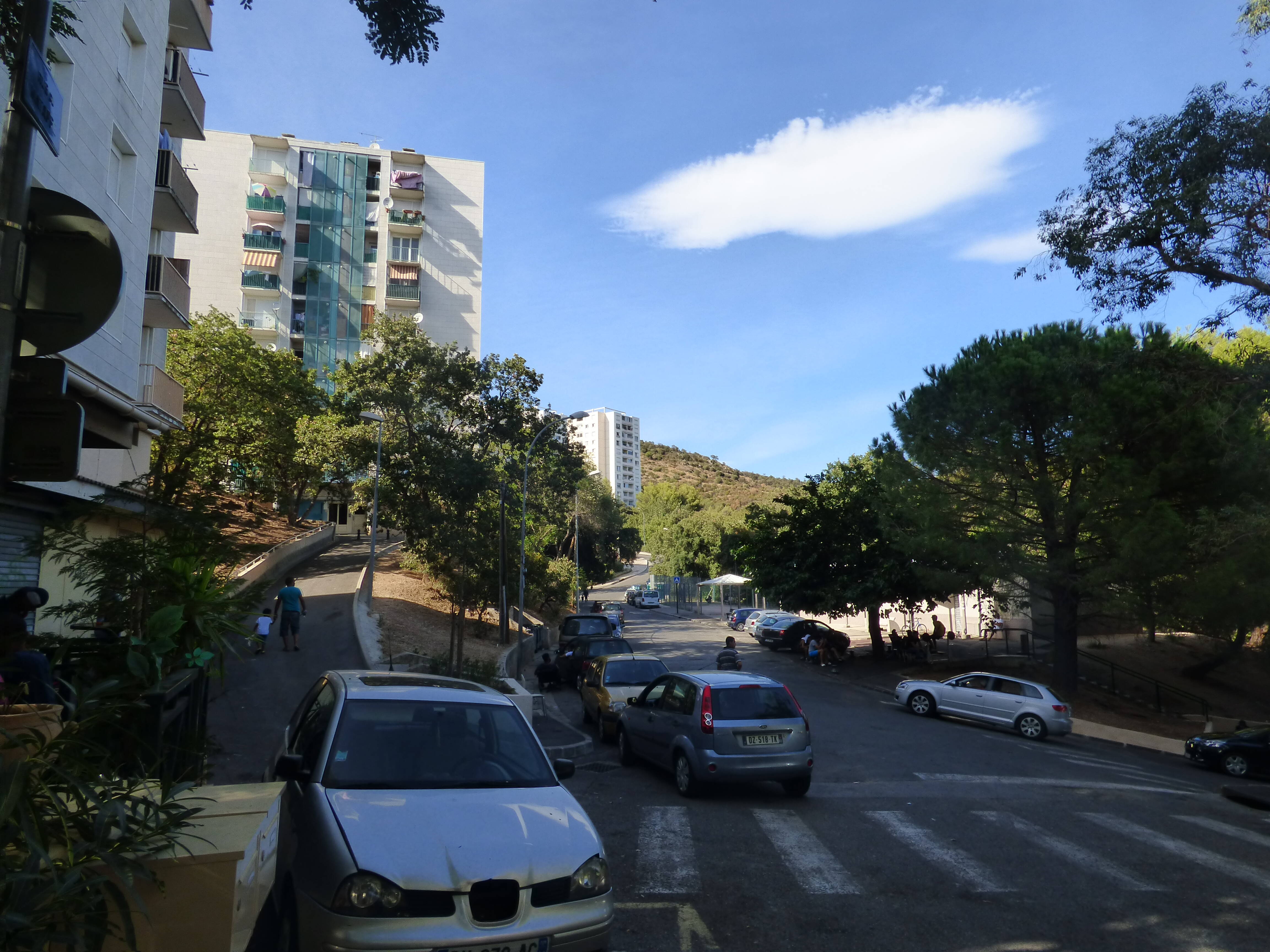 Une Enquete Ouverte Apres Un Tir A La Kalachnikov A Hyeres Var Matin