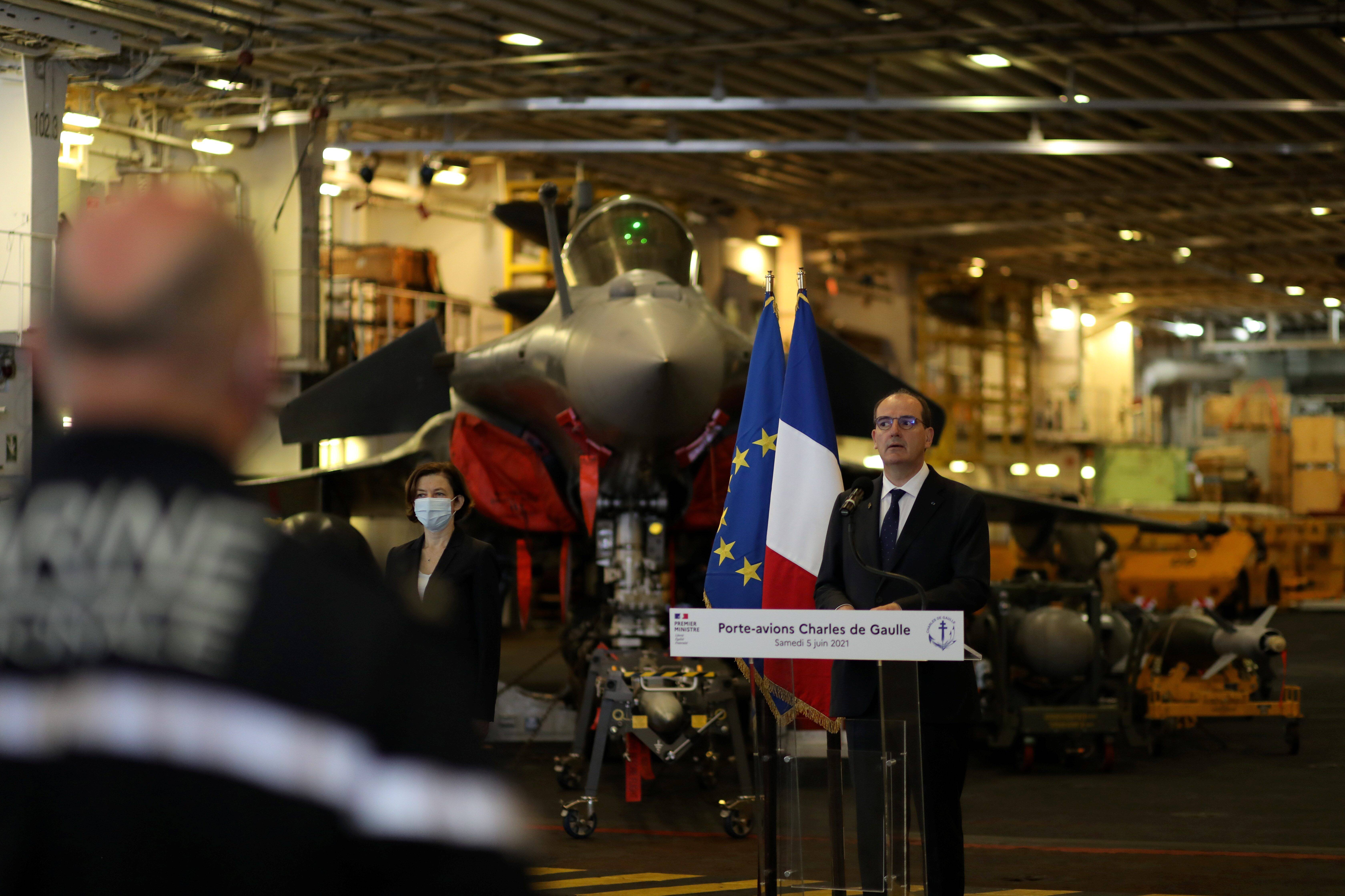 PHOTOS. Jean Castex séduit par les marins du Charles-de-Gaulle, au large de Toulon