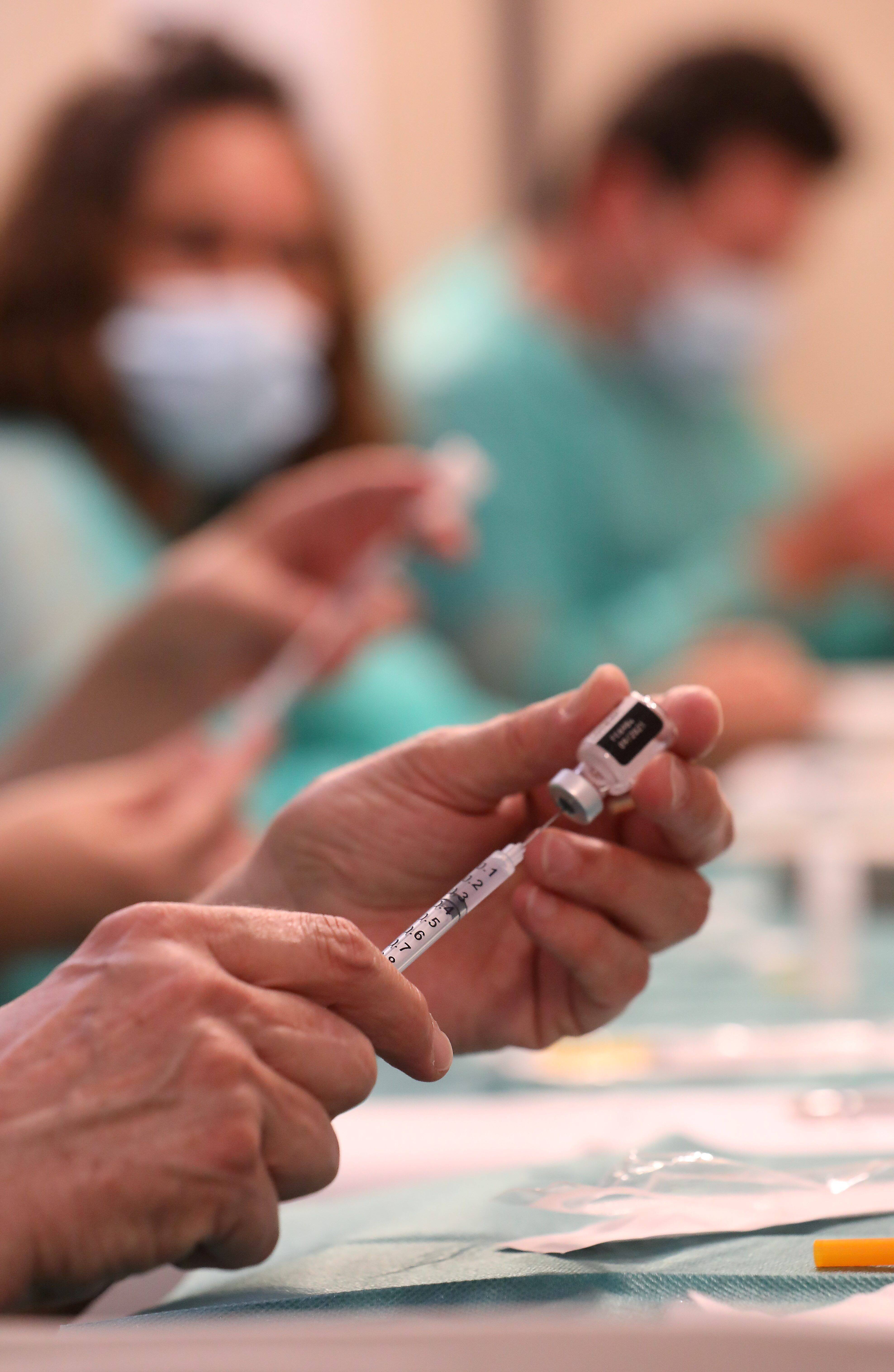 "Venez vous faire vacciner avant l'arrivée des touristes!" Le responsable du centre de Fréjus craint le prochain variant