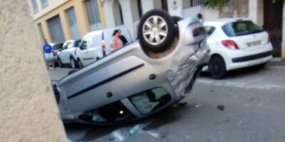 Une voiture finit sur le toit en pleine ville à Grasse