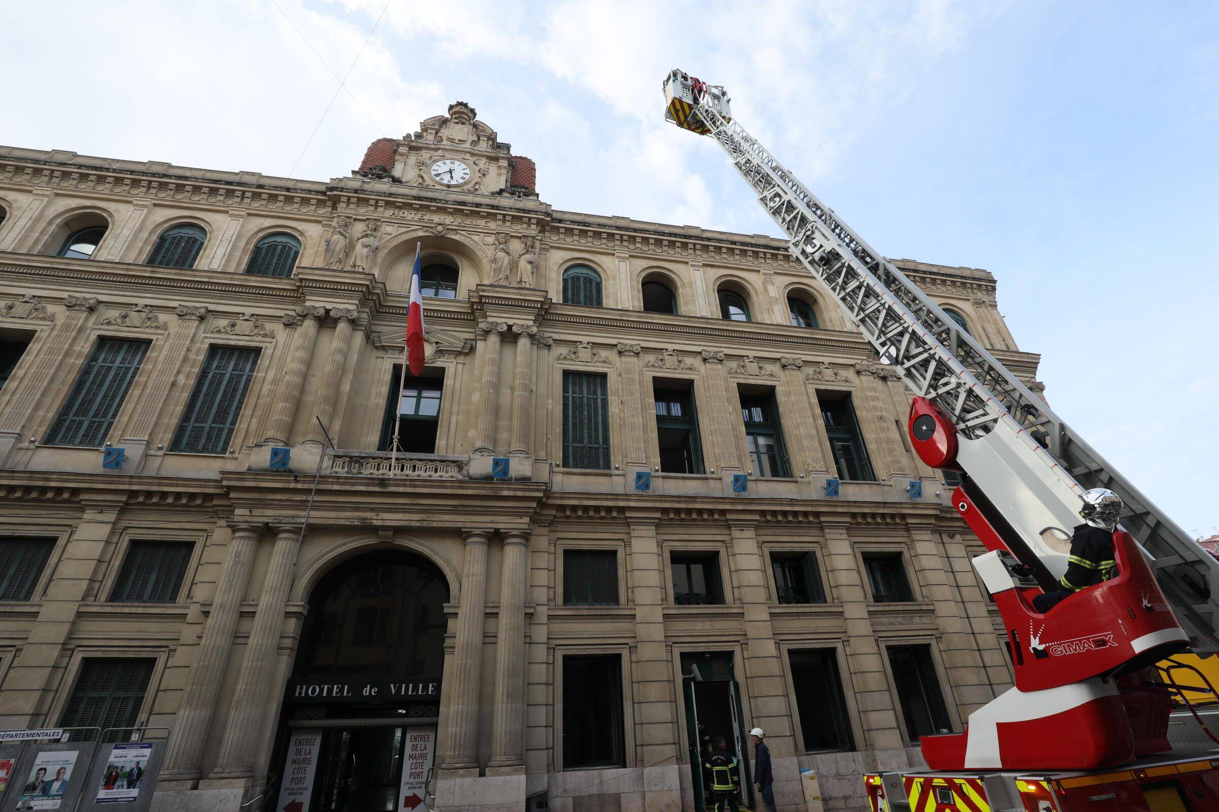 Après l'incendie à la mairie de Cannes, il faudra encore attendre avant le retour à la normale