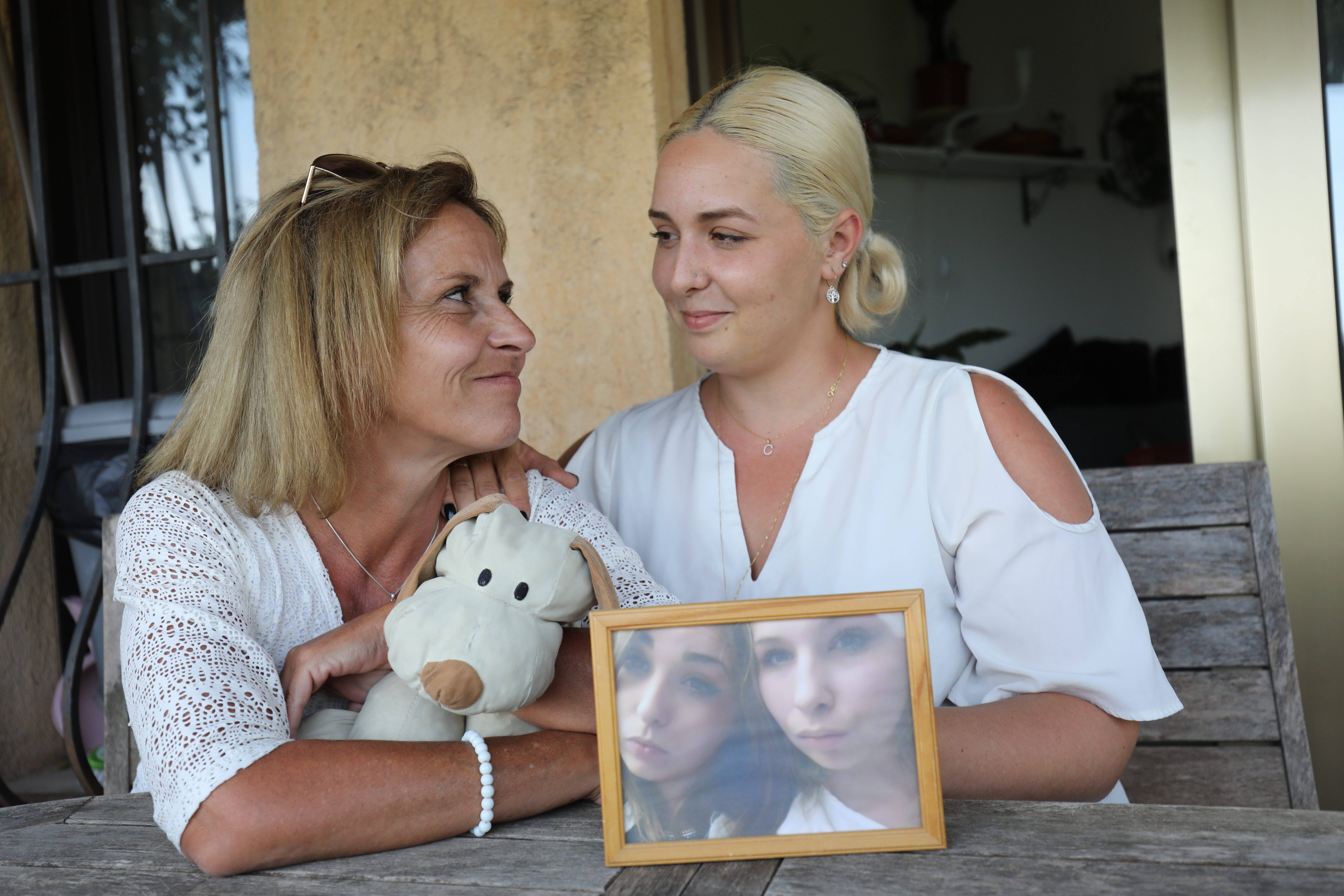 "Aujourd'hui, on est là pour les 20 ans de Manon"... Plus de trois ans après sa mort mystérieuse à Cannes, sa mère et sa soeur témoignent