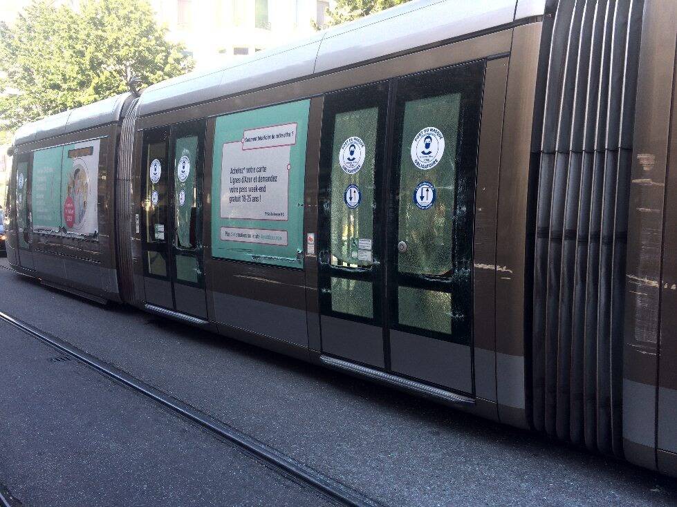 Vous avez vu passer ce tram aux fenêtres brisées à Nice? On vous explique ce qu'il s'est passé