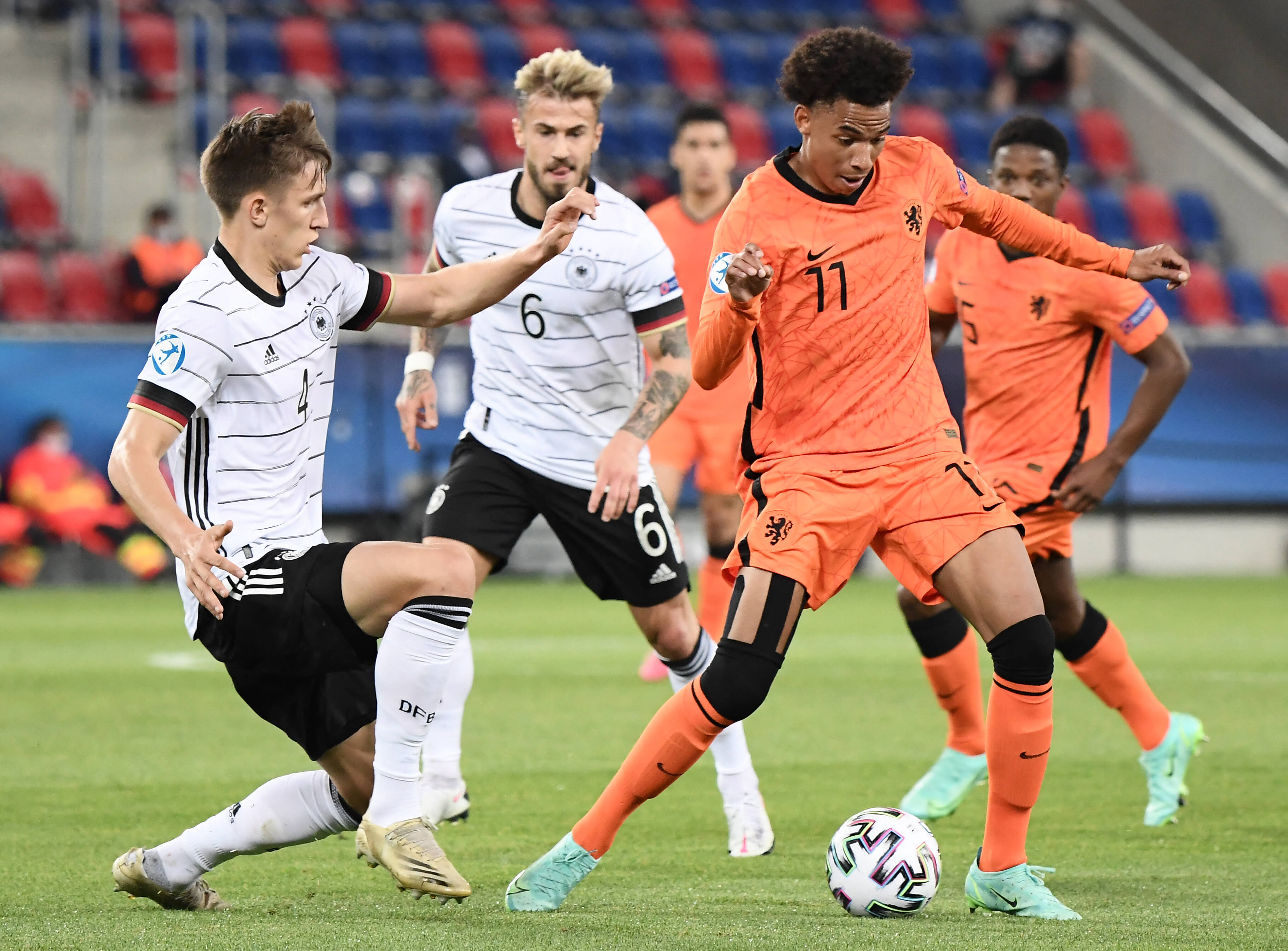 L'OGC Nice s'active pour renforcer son attaque sur les côtés