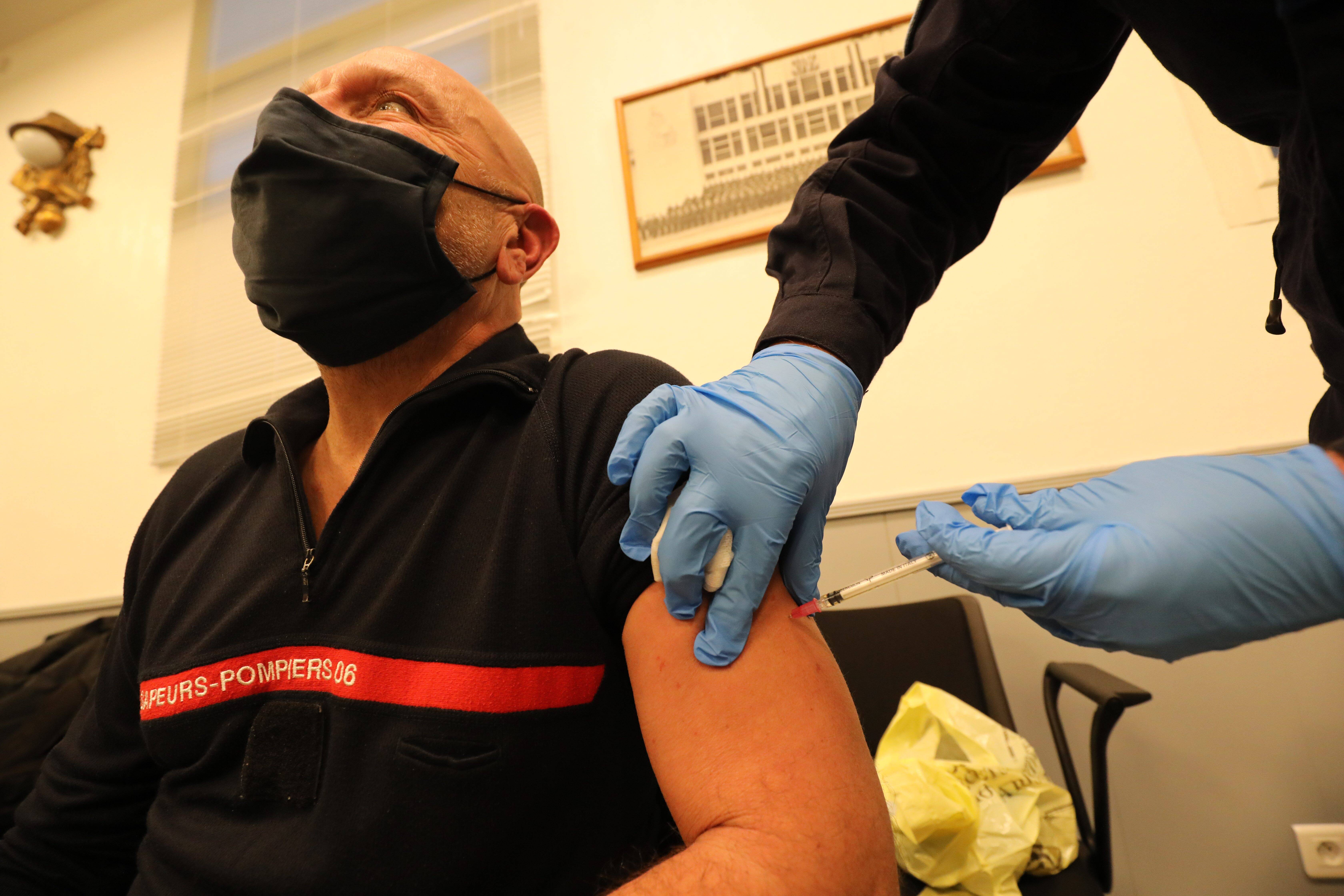 Vaccin obligatoire: la Fédération autonome des sapeurs-pompiers dénonce "une atteinte aux libertés individuelles"