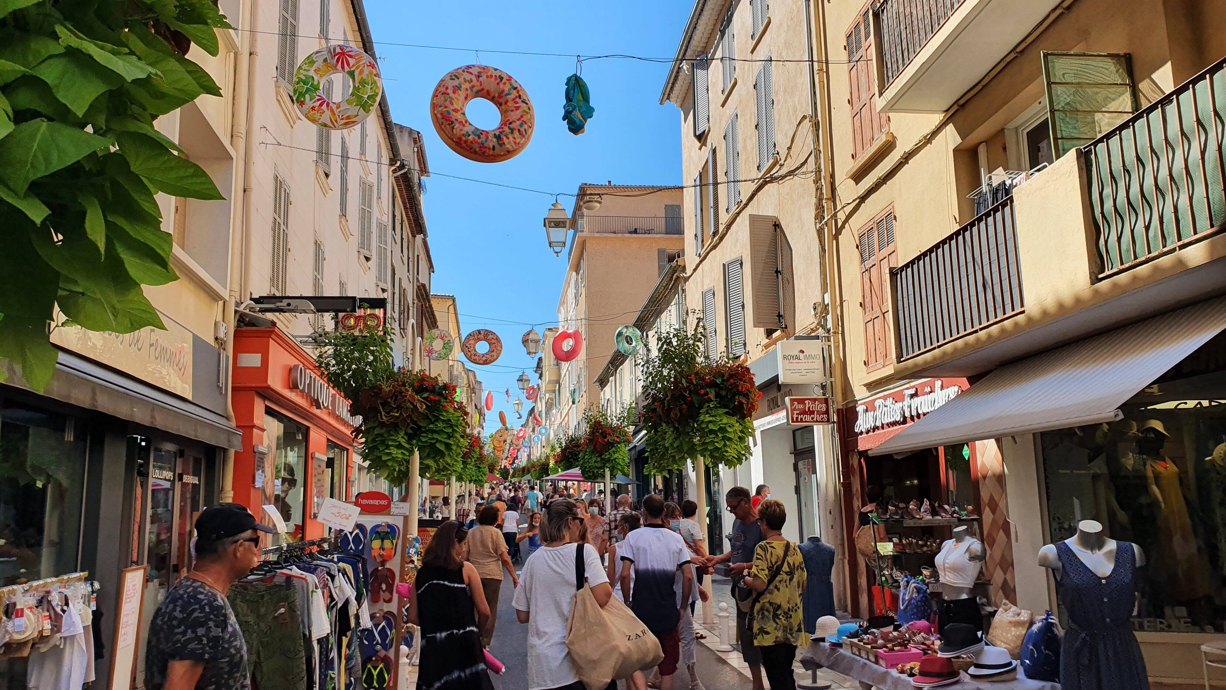 La braderie du Mourillon à Toulon se poursuit ce dimanche, des bonnes affaires et de l'animation au Mourillon