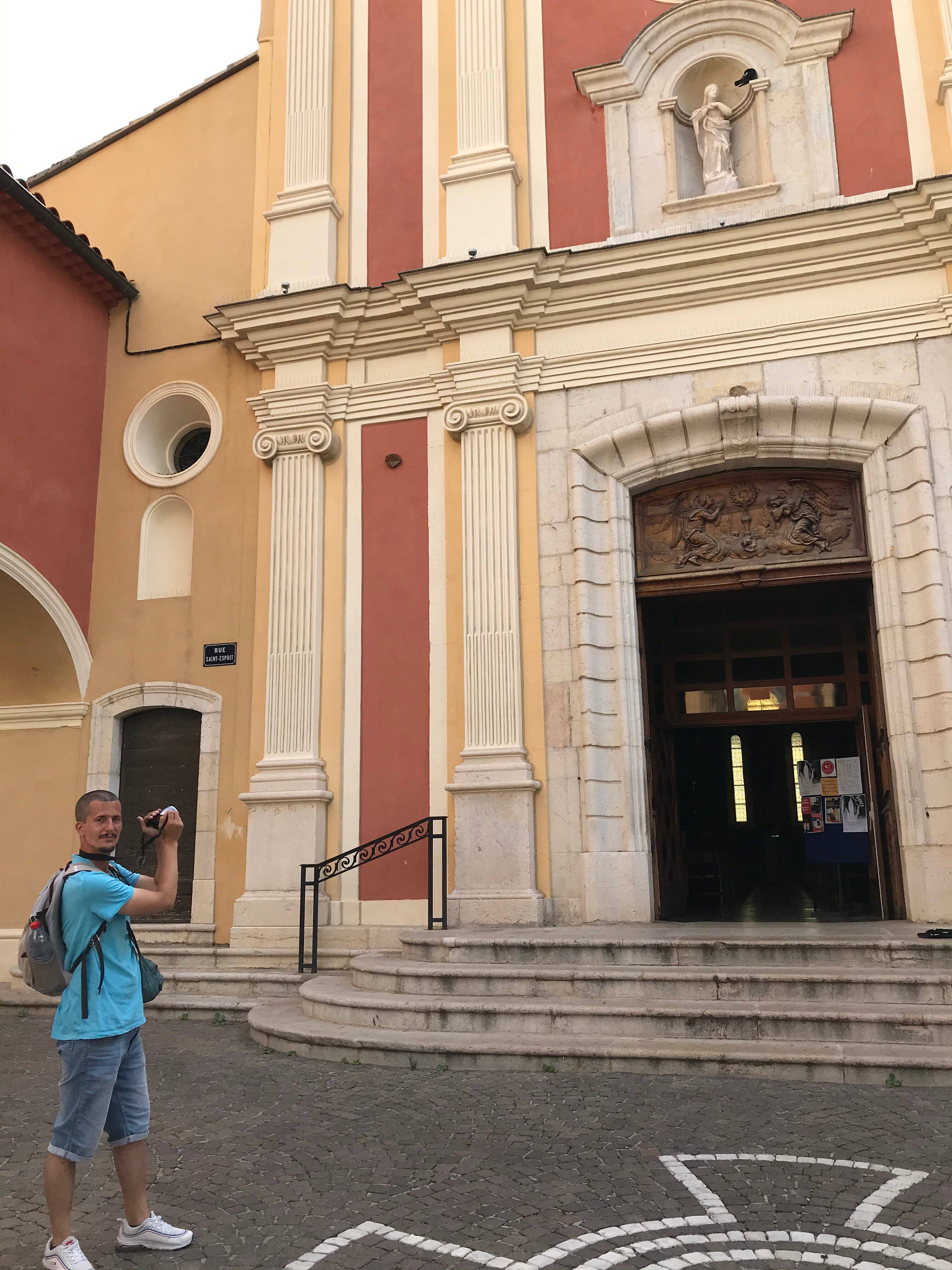 Il a fait une halte à Antibes, rencontre avec cet artiste qui veut photographier toutes les cathédrales de France