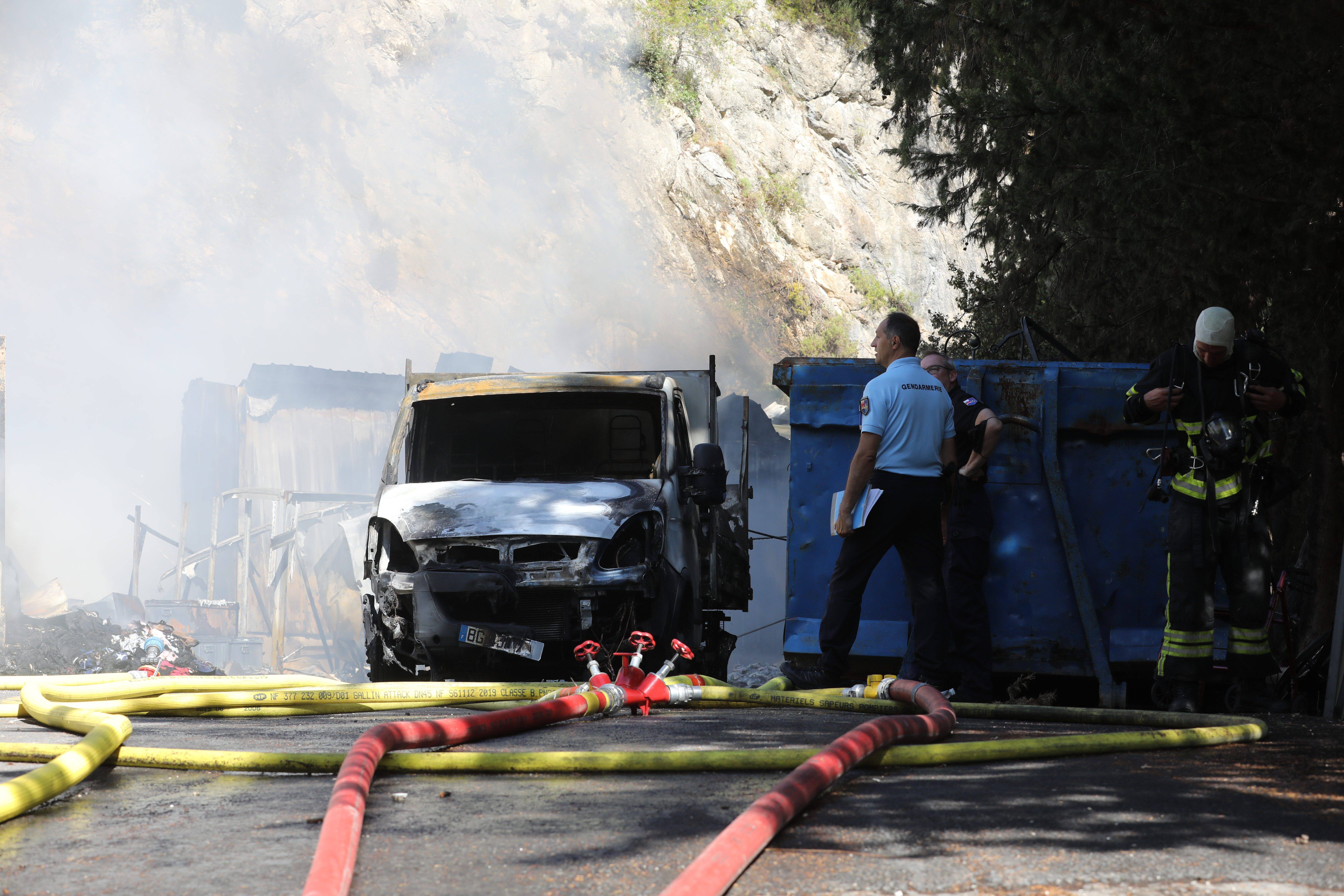 Les pompiers toujours sur le qui-vive après le feu chez Emmaüs à Saint-André-de-la-Roche